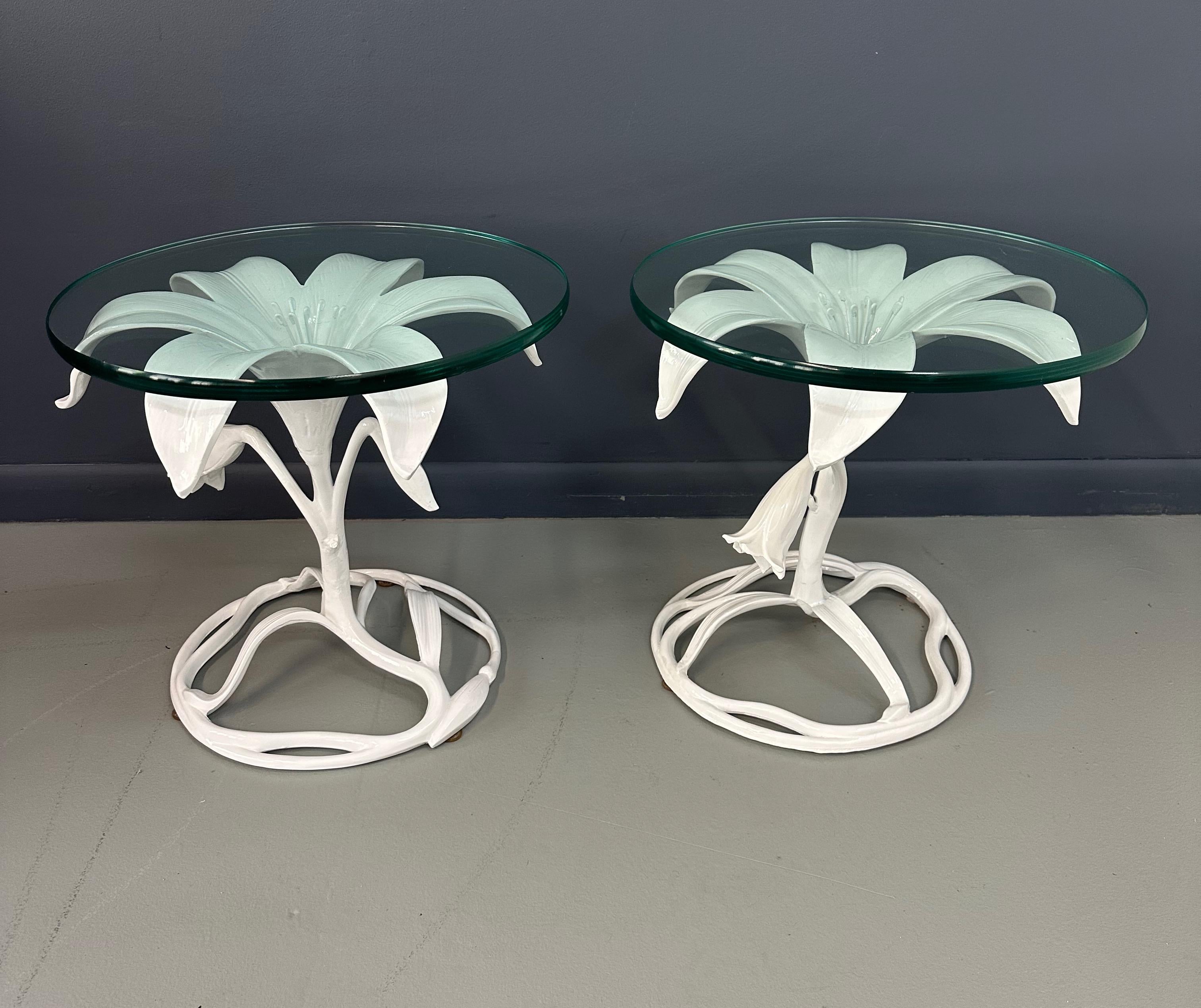 Ces tables d'appoint en métal blanc de style WHITE/SPACE des années 1960 sont des pièces intemporelles pour tout espace de vie. Fabriquées avec des motifs de lys complexes et une construction métallique robuste, ces tables ont été magnifiquement