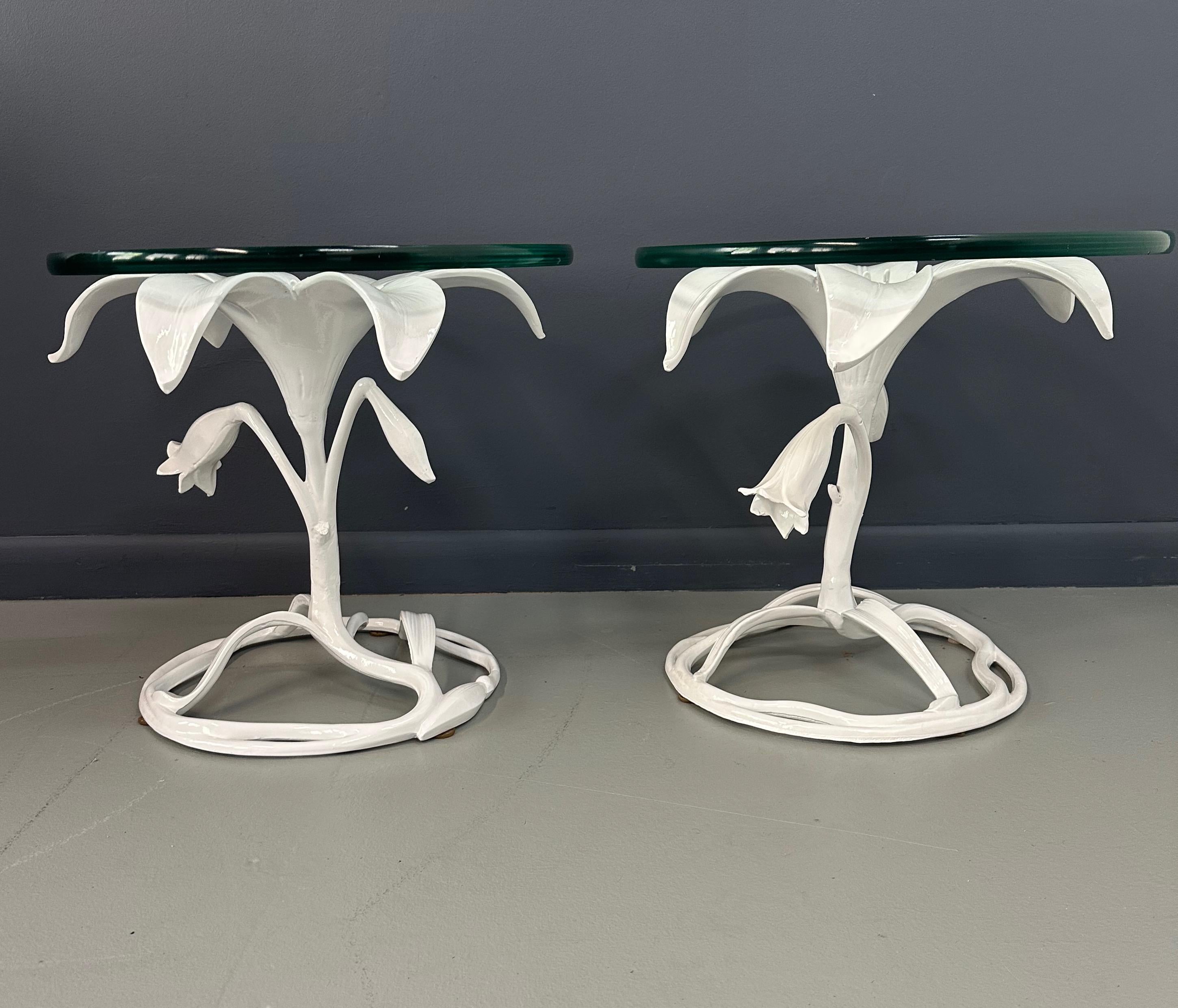 Mid-Century Modern Paire de tables d'appoint Lily de style Arthur Court en métal blanc des années 1960 en vente