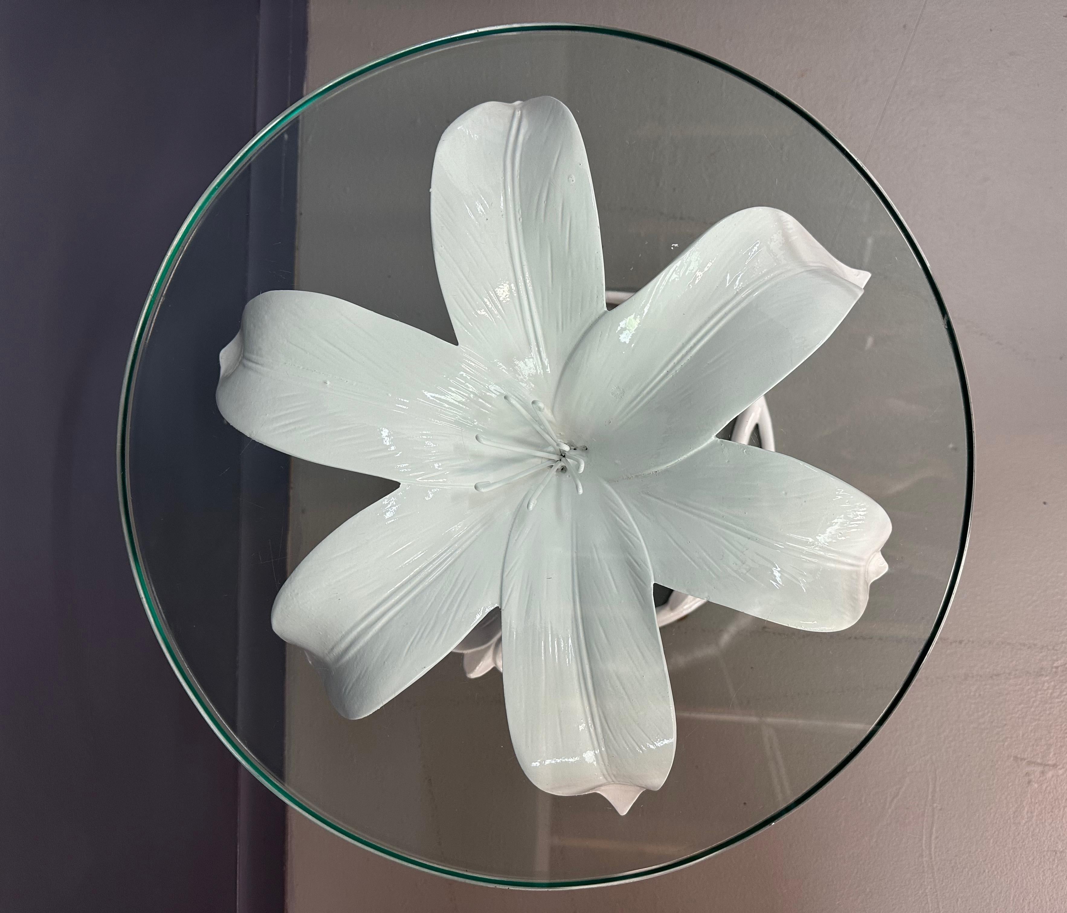 Nord-américain Paire de tables d'appoint Lily de style Arthur Court en métal blanc des années 1960 en vente