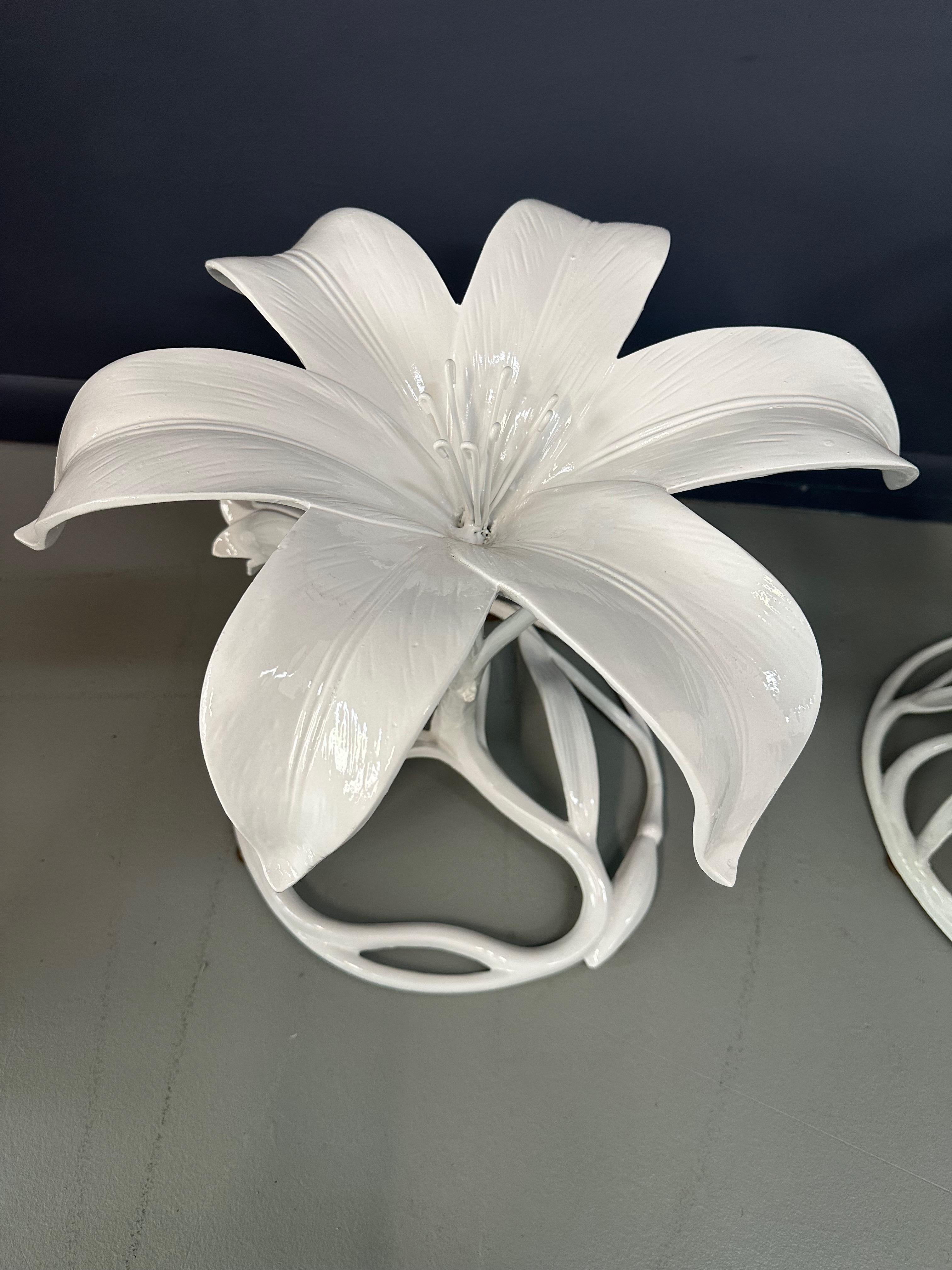 20ième siècle Paire de tables d'appoint Lily de style Arthur Court en métal blanc des années 1960 en vente