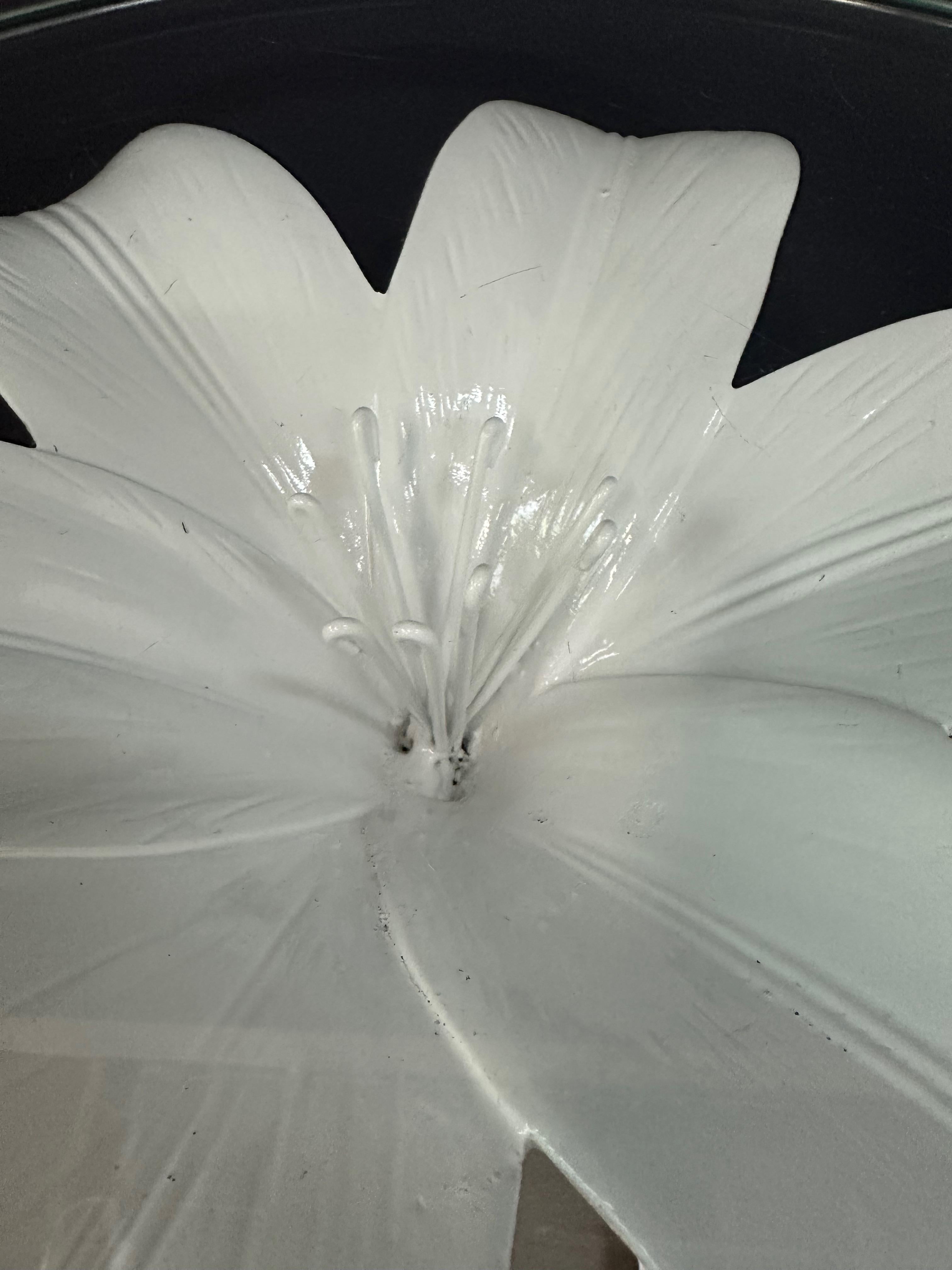 Métal Paire de tables d'appoint Lily de style Arthur Court en métal blanc des années 1960 en vente