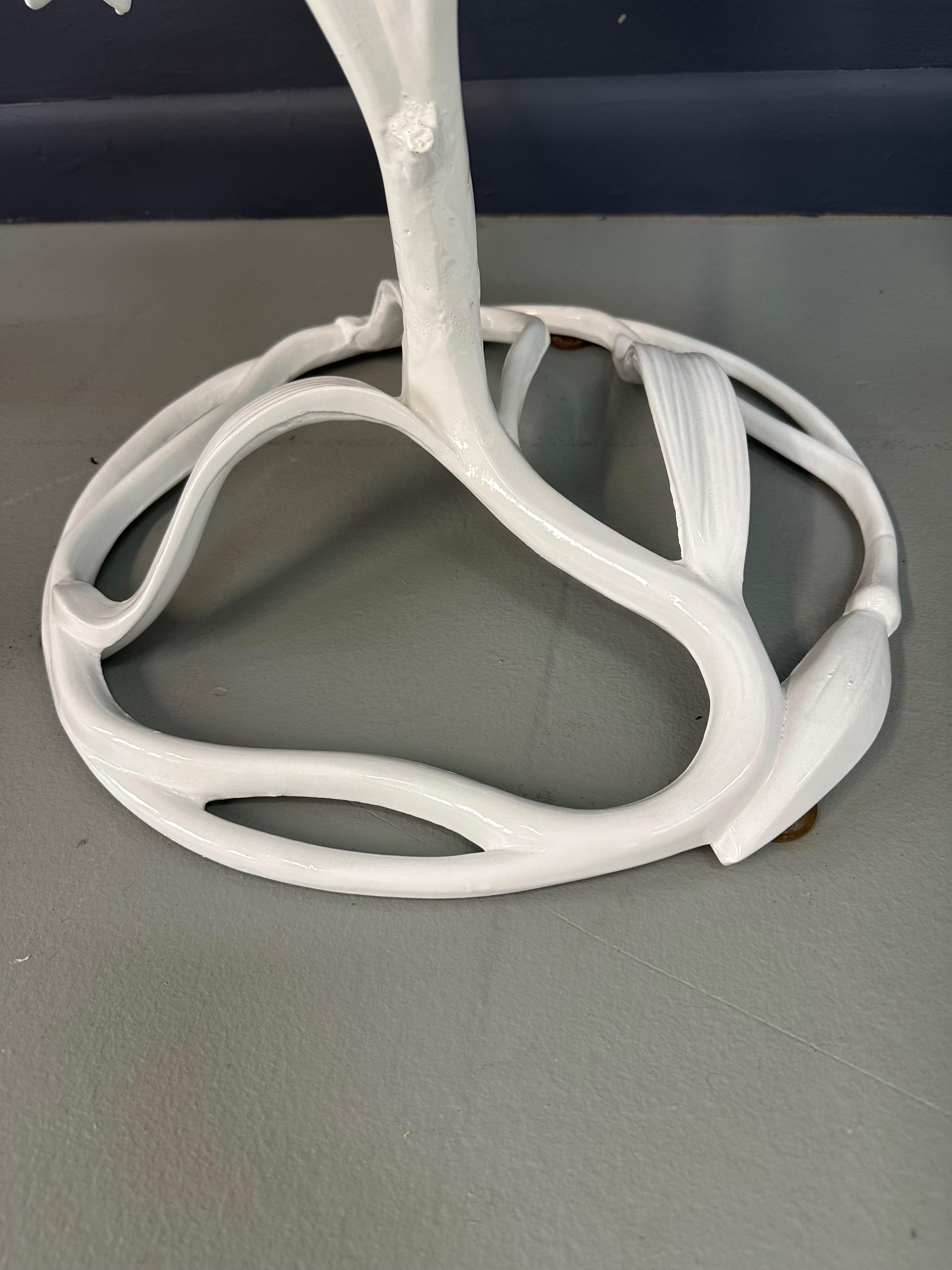 Paire de tables d'appoint Lily de style Arthur Court en métal blanc des années 1960 en vente 2