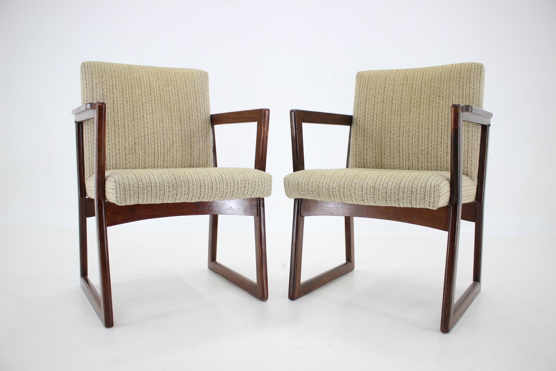 Paire de fauteuils en hêtre des années 1960, Tchécoslovaquie en vente 4