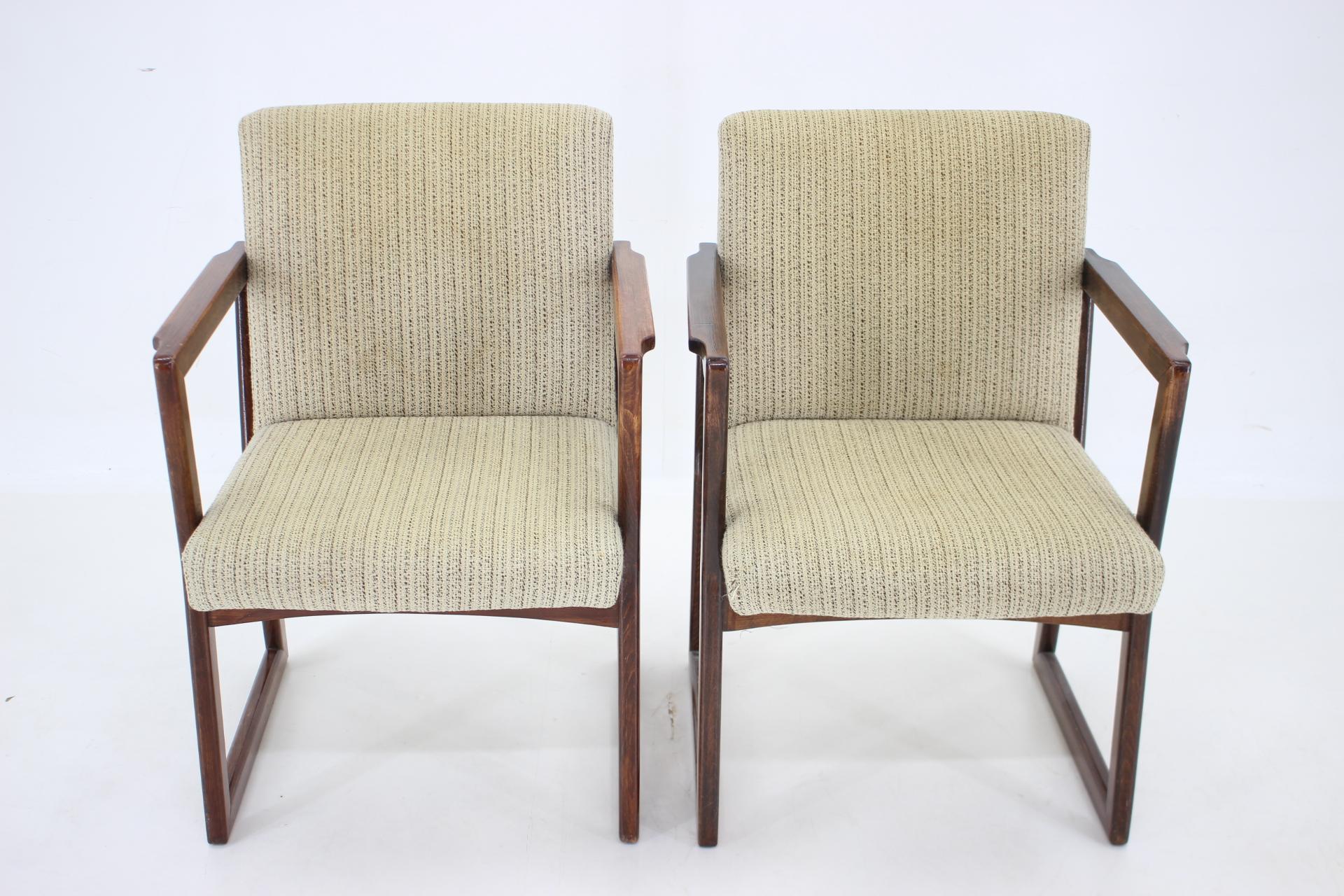 Tchèque Paire de fauteuils en hêtre des années 1960, Tchécoslovaquie en vente