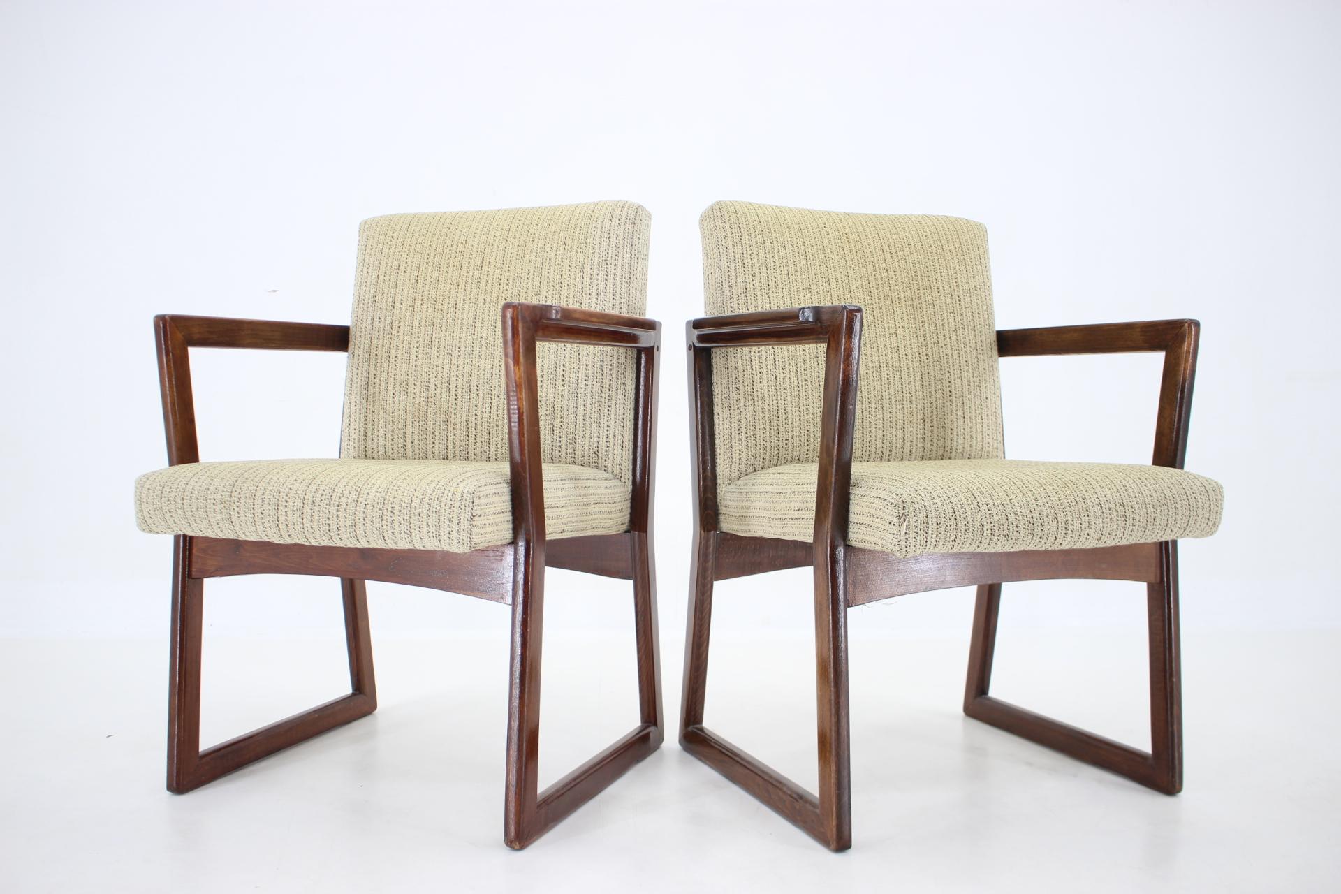 Milieu du XXe siècle Paire de fauteuils en hêtre des années 1960, Tchécoslovaquie en vente