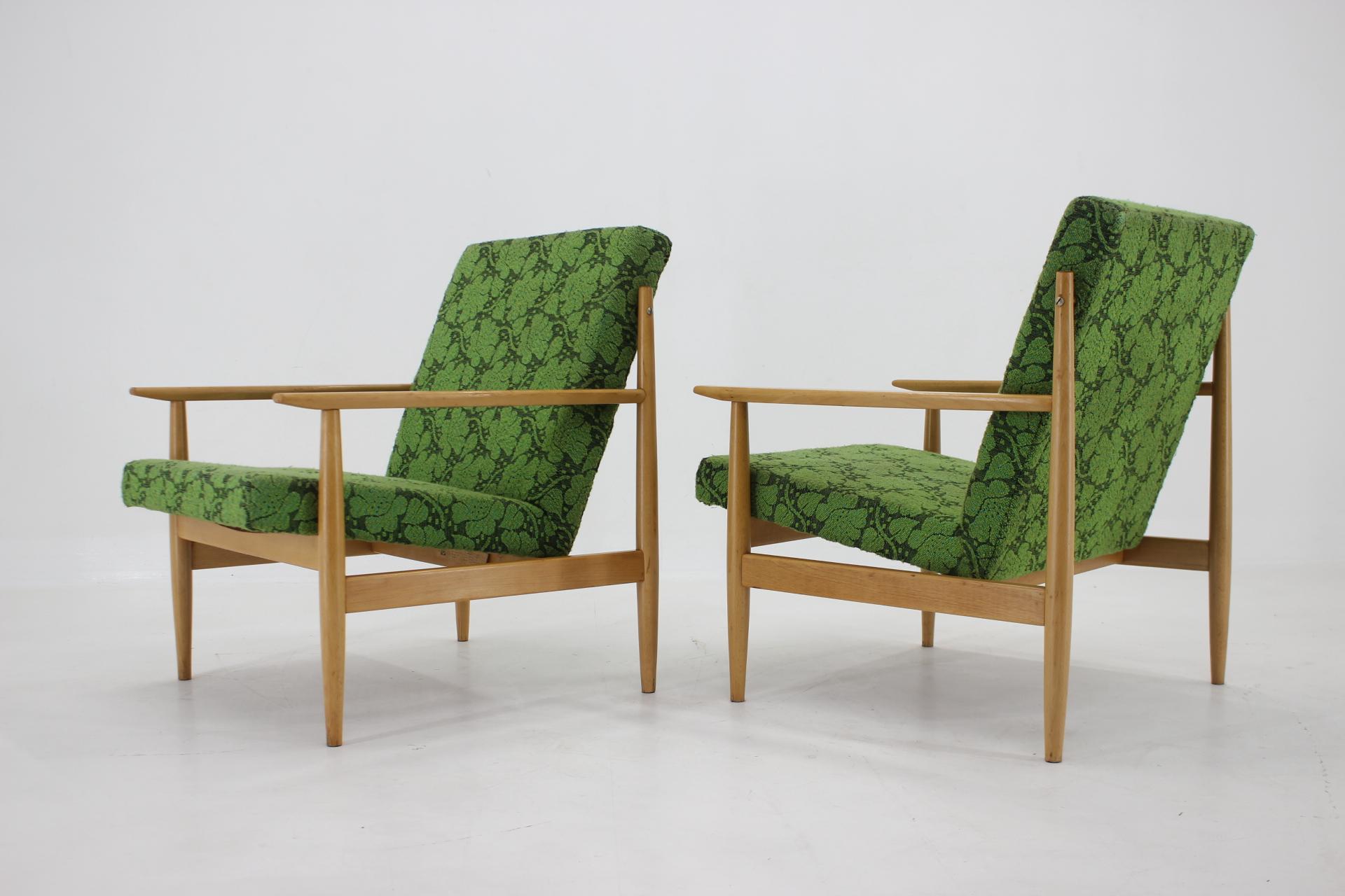 Mid-Century Modern 1960s Pair of Beech Armchairs by Ton, Czechoslovakia For Sale