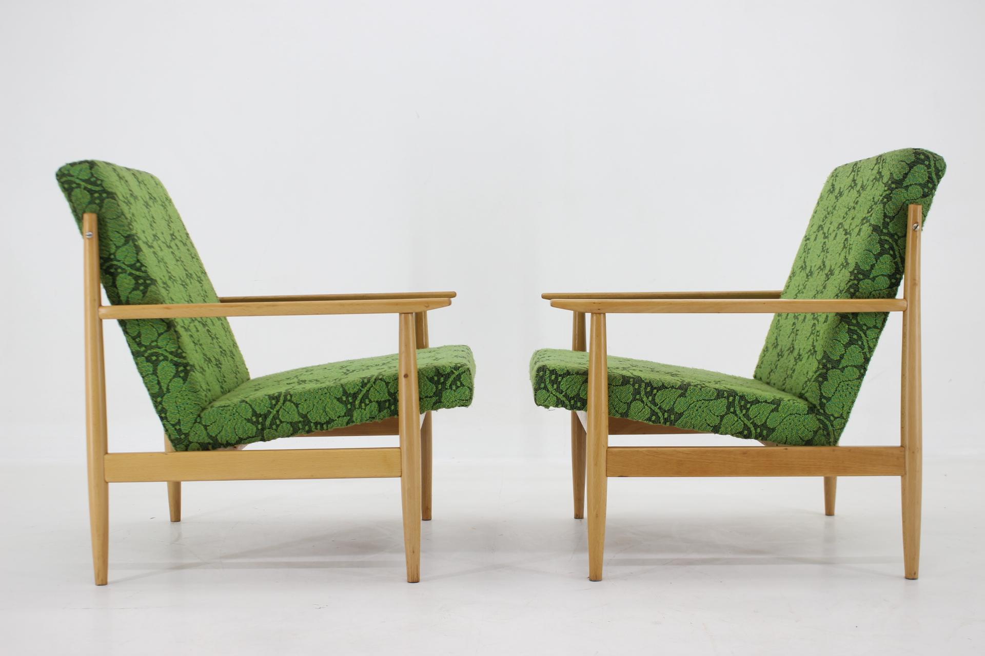 1960s Pair of Beech Armchairs by Ton, Czechoslovakia In Good Condition For Sale In Praha, CZ