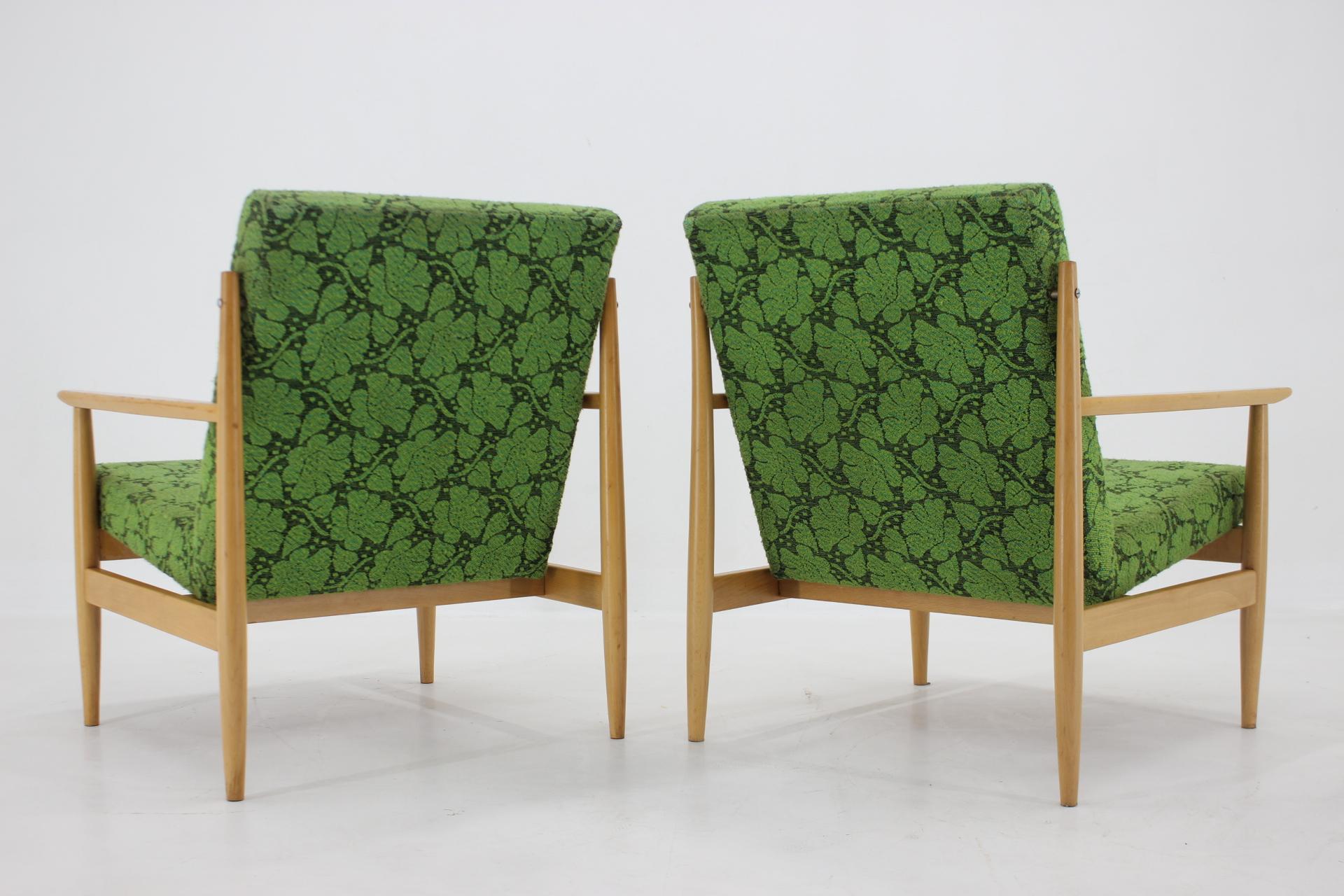 Mid-20th Century 1960s Pair of Beech Armchairs by Ton, Czechoslovakia For Sale