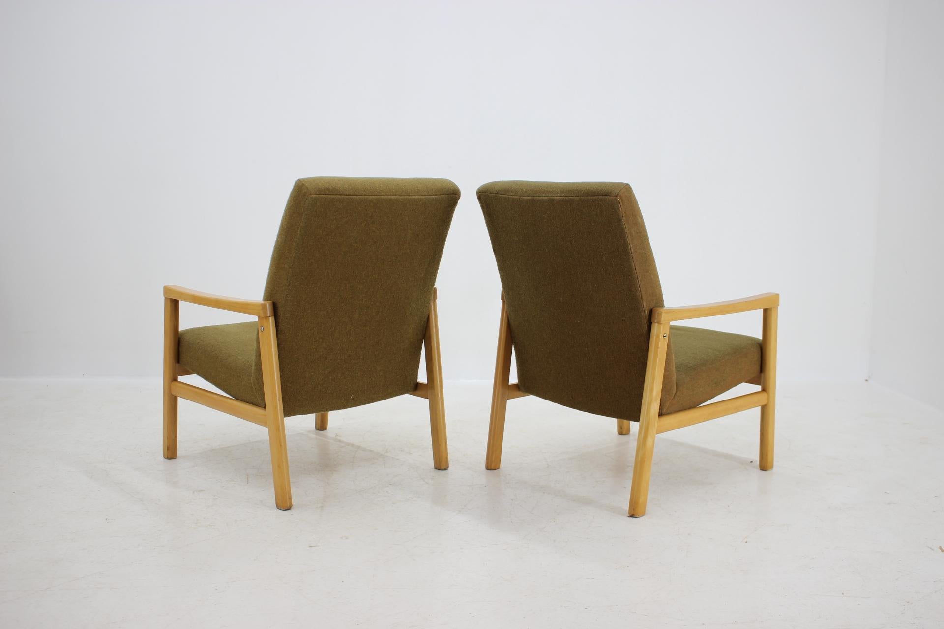 1960s Pair of Beech Armchairs, Czechoslovakia In Good Condition For Sale In Praha, CZ