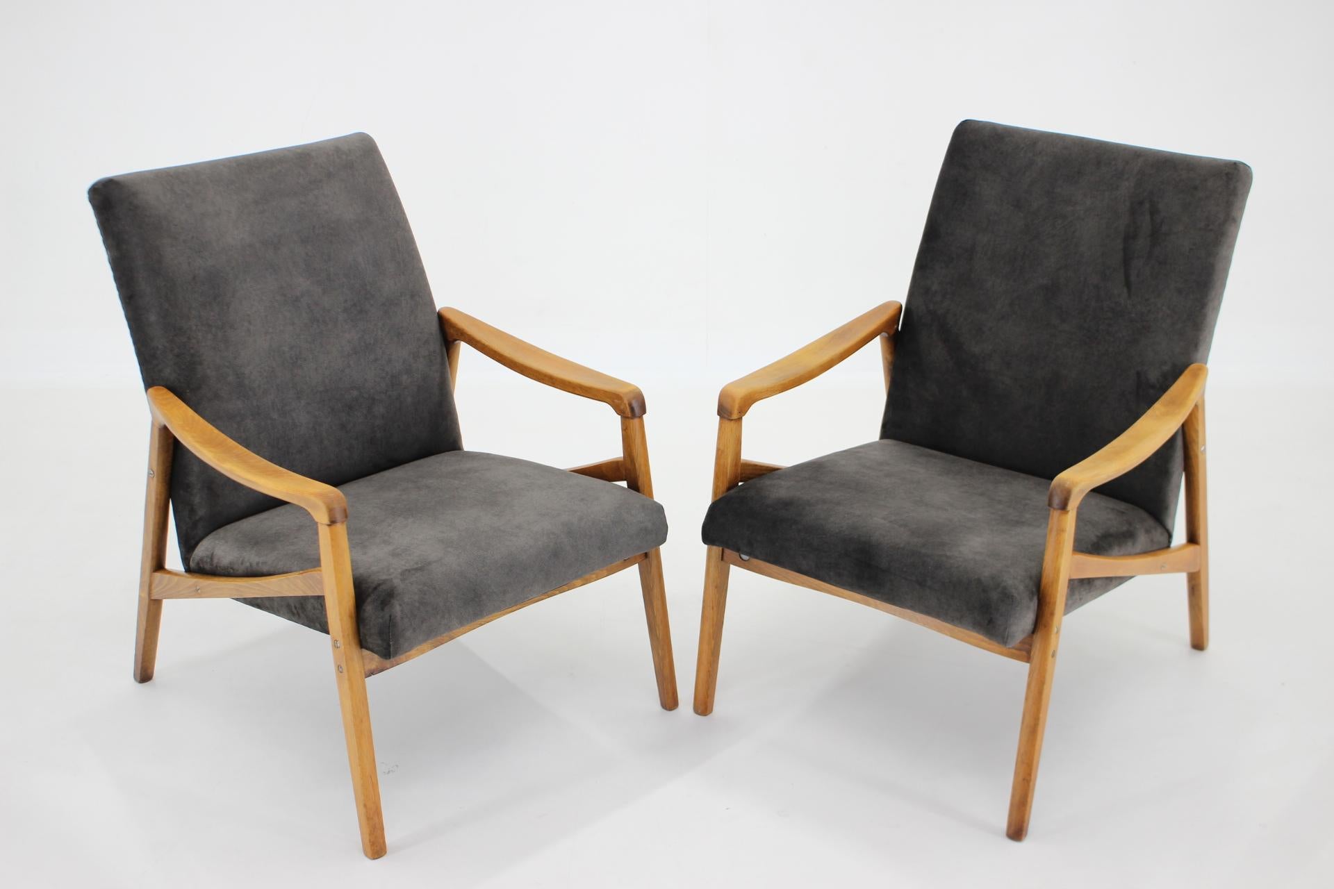 1960s Pair of Beech Armchairs , Czechoslovakia In Good Condition For Sale In Praha, CZ