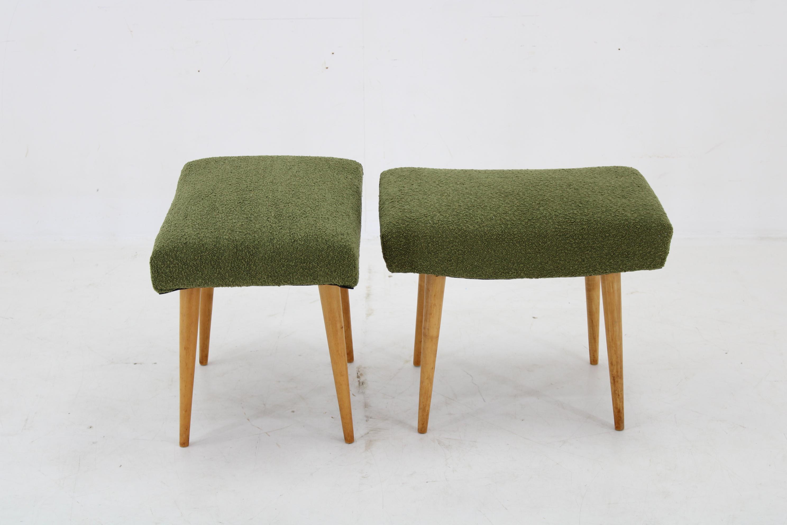 Paar Hocker aus Buchenholz in Boucle, Tschechoslowakei, 1960er Jahre (Moderne der Mitte des Jahrhunderts) im Angebot