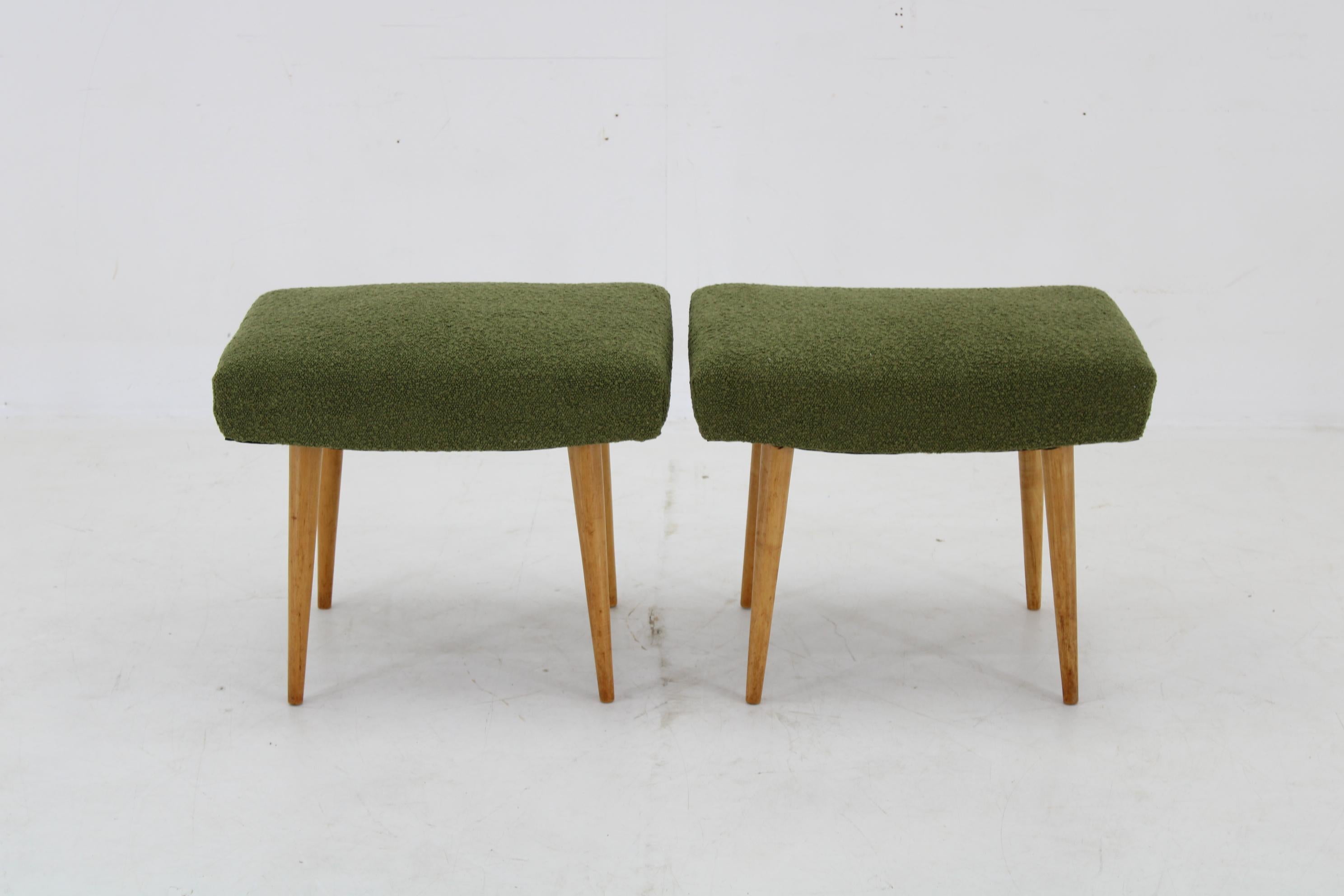 Paar Hocker aus Buchenholz in Boucle, Tschechoslowakei, 1960er Jahre (Tschechisch) im Angebot