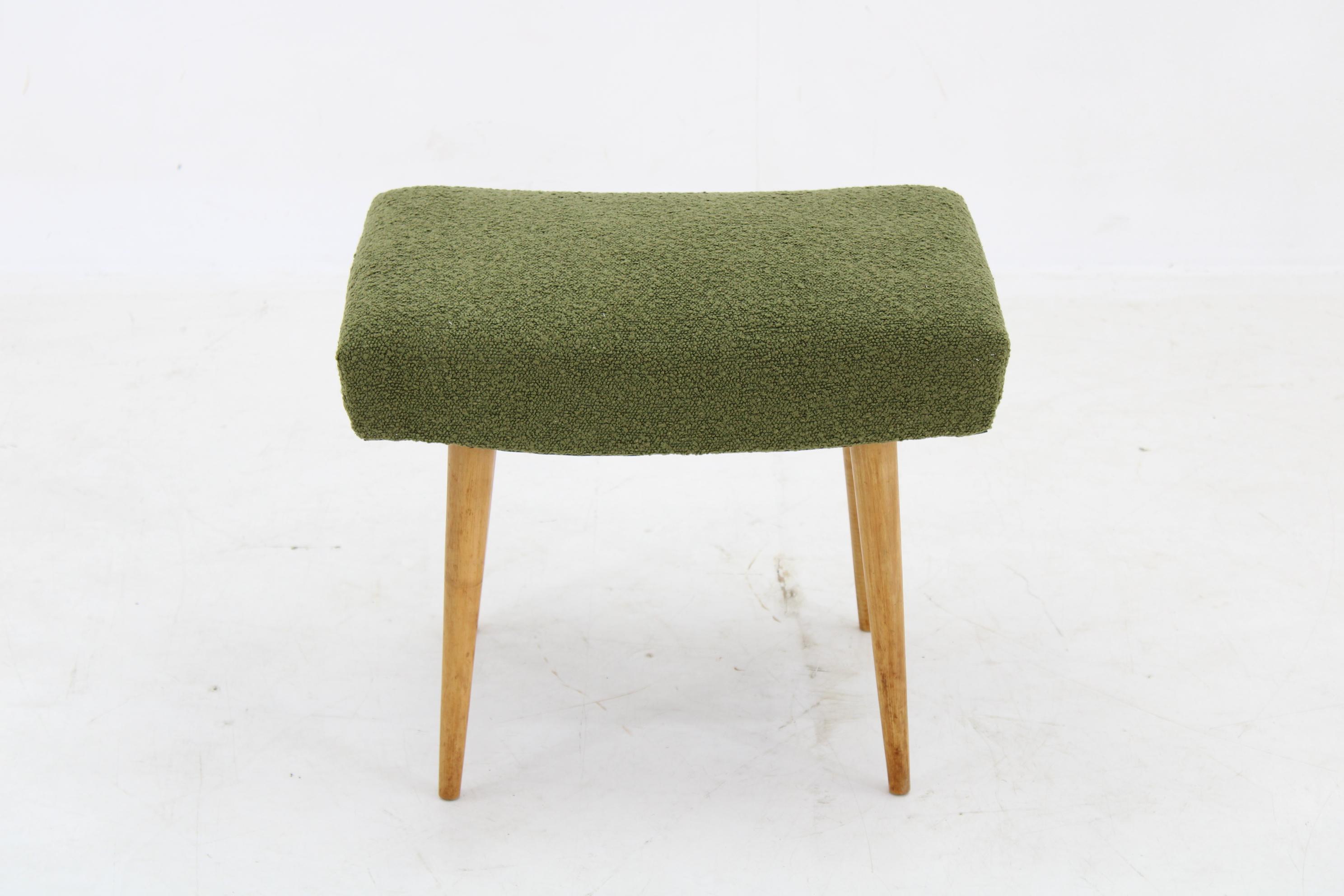 Paar Hocker aus Buchenholz in Boucle, Tschechoslowakei, 1960er Jahre im Zustand „Gut“ im Angebot in Praha, CZ