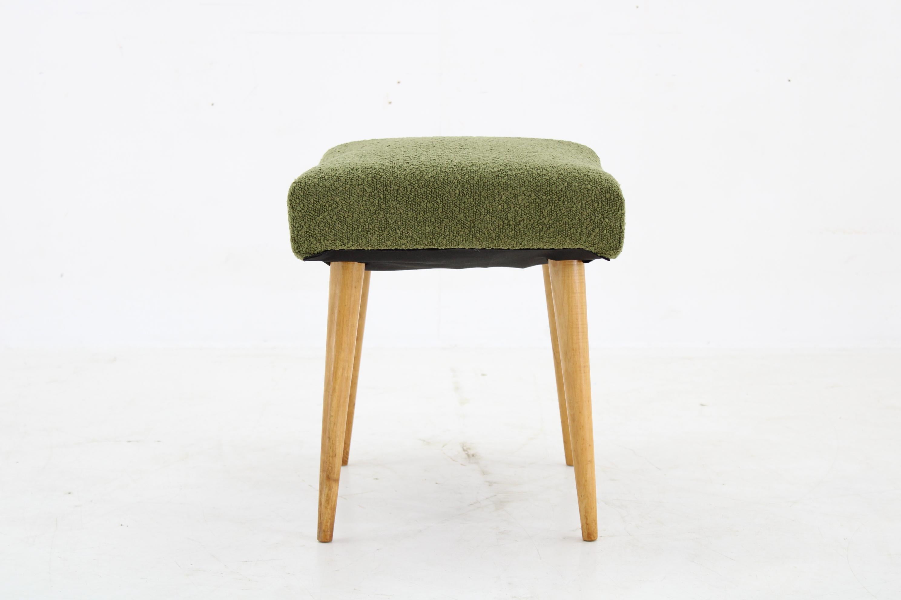 Paar Hocker aus Buchenholz in Boucle, Tschechoslowakei, 1960er Jahre (Mitte des 20. Jahrhunderts) im Angebot