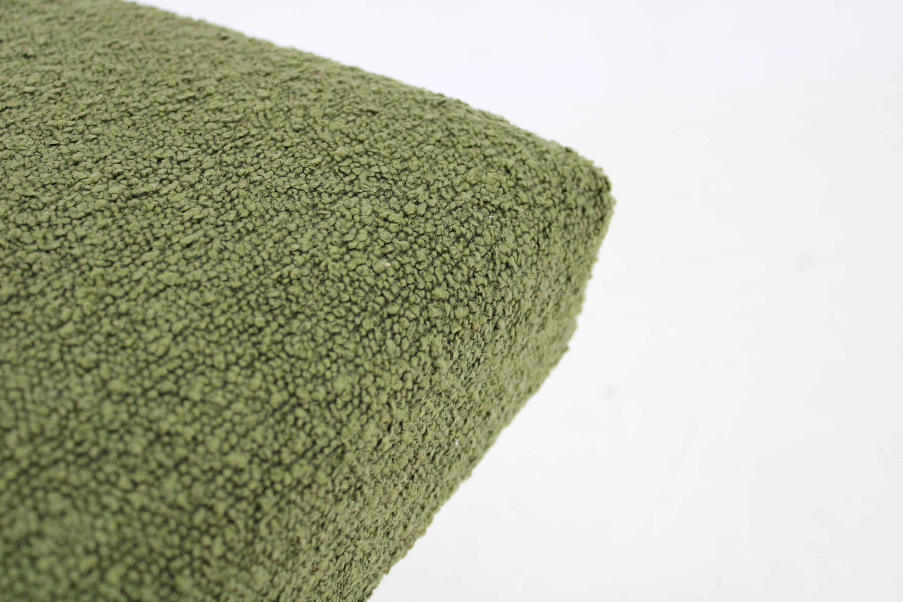 Paar Hocker aus Buchenholz in Boucle, Tschechoslowakei, 1960er Jahre (Stoff) im Angebot