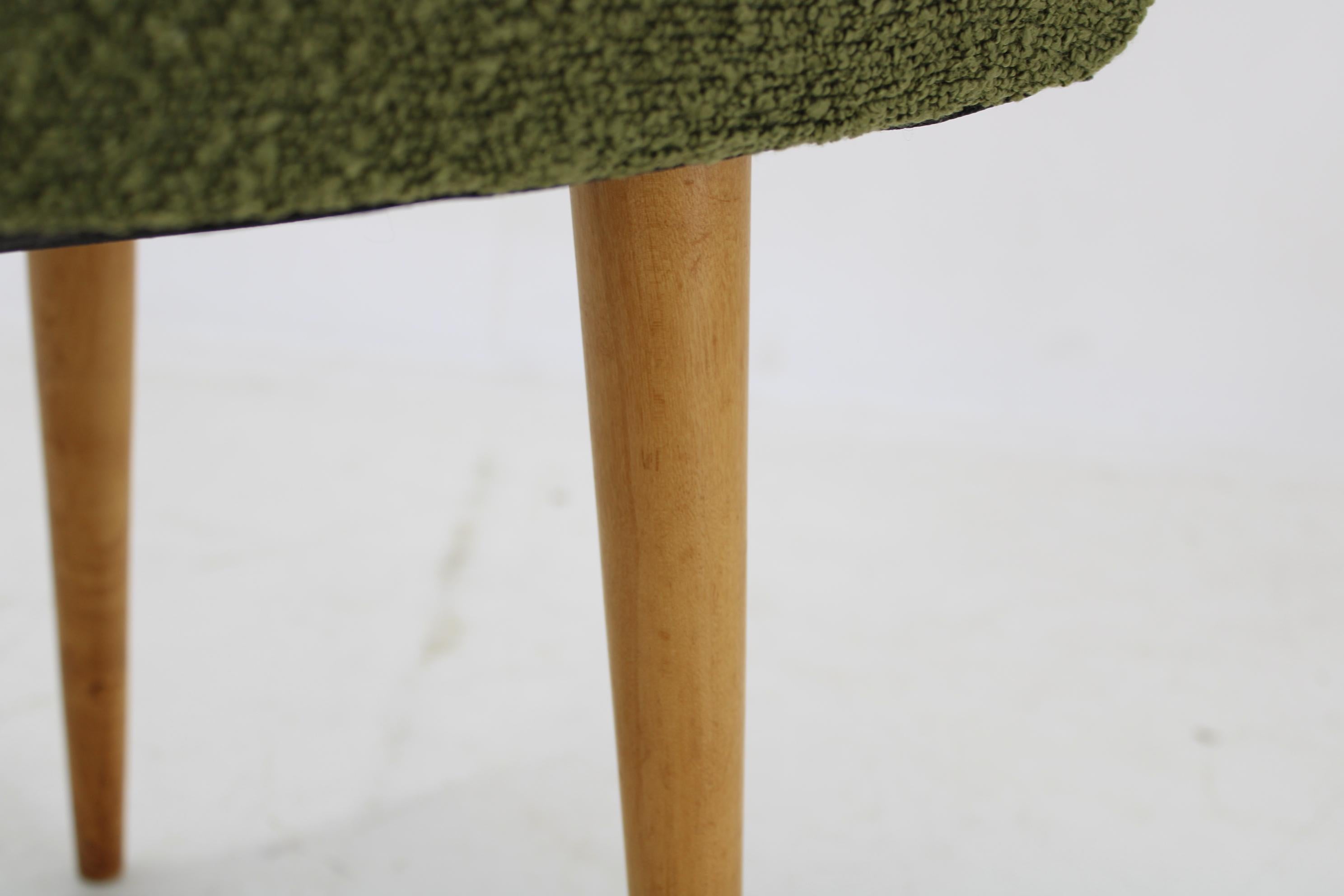Paar Hocker aus Buchenholz in Boucle, Tschechoslowakei, 1960er Jahre im Angebot 1