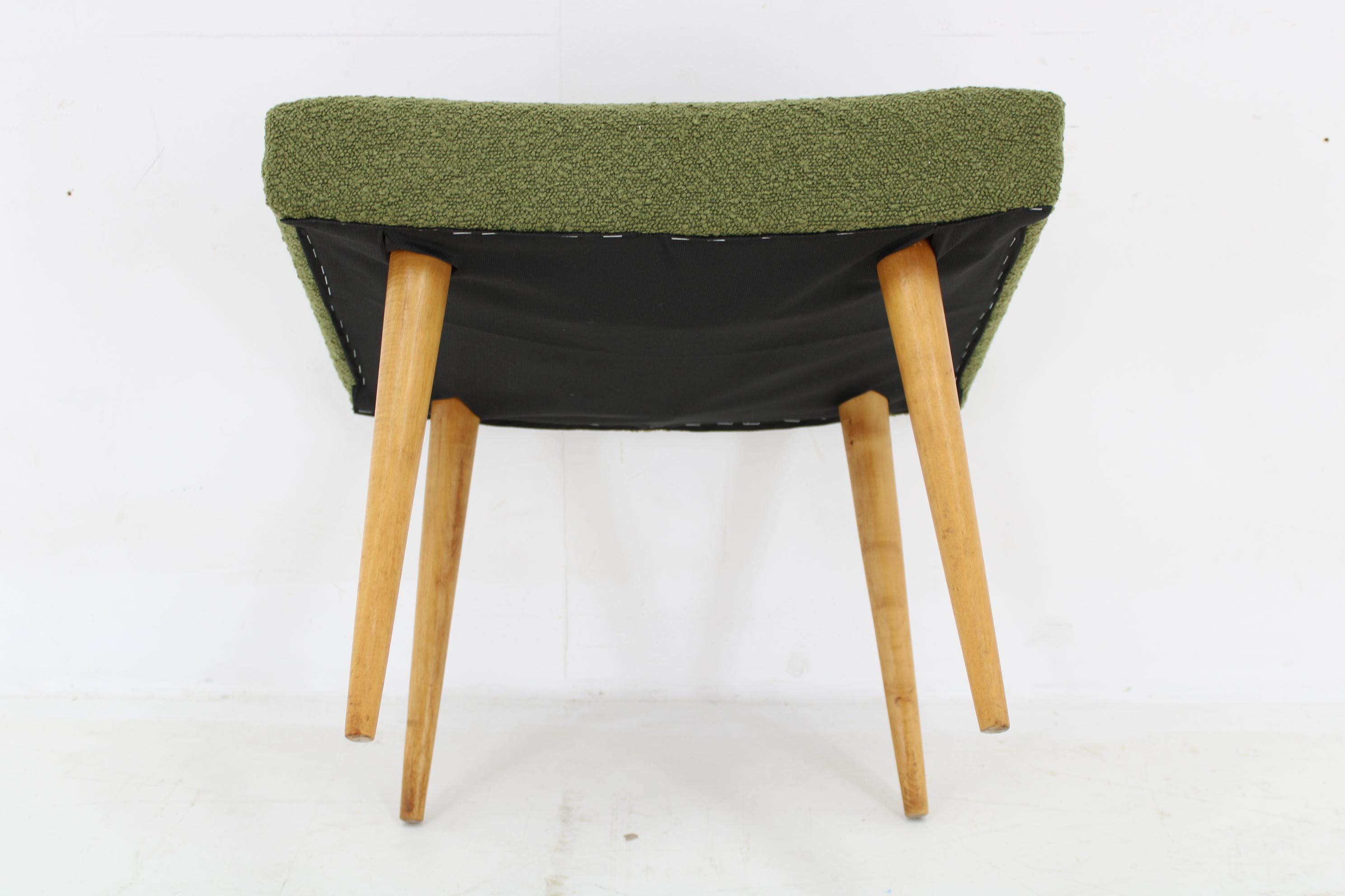 Paar Hocker aus Buchenholz in Boucle, Tschechoslowakei, 1960er Jahre im Angebot 2