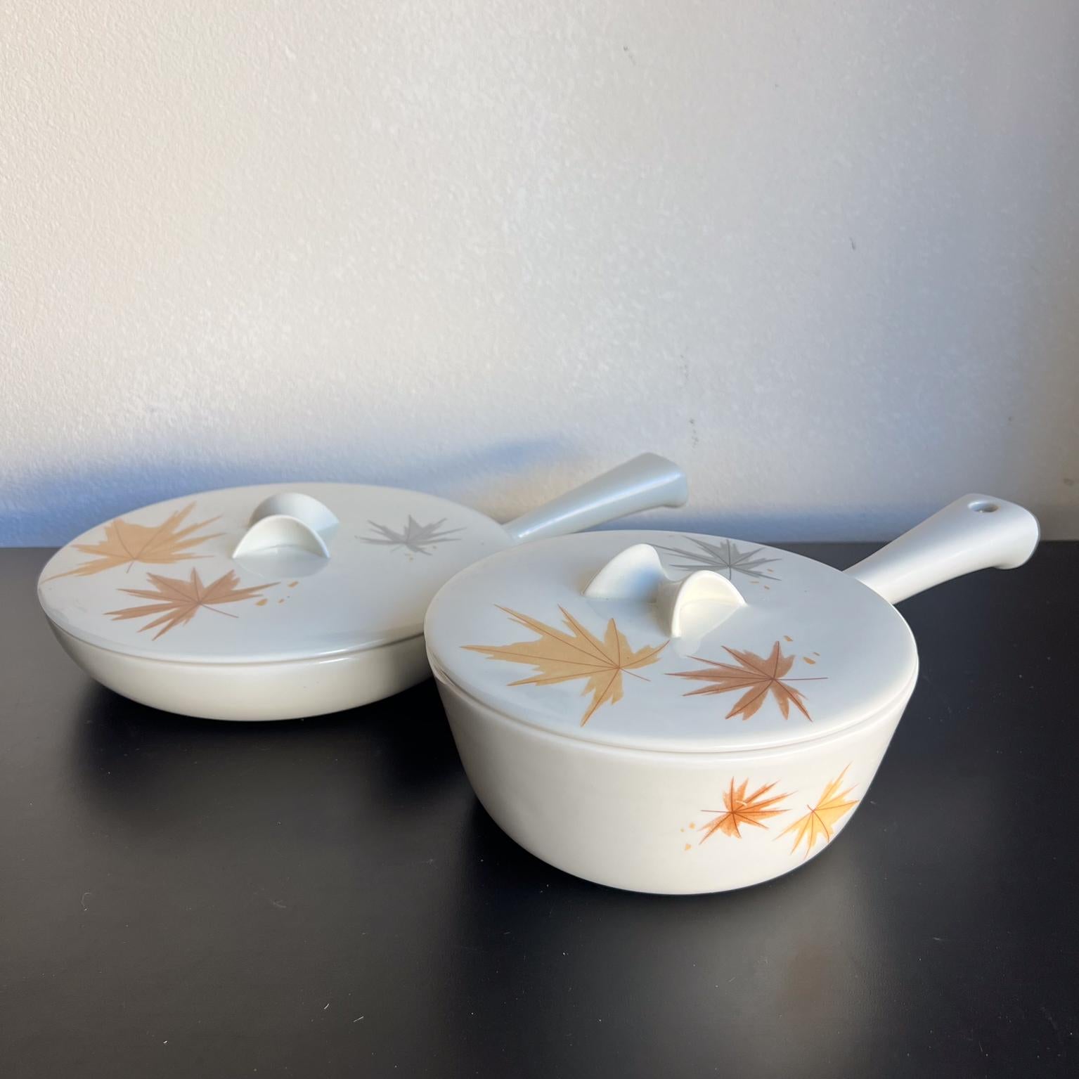 1960s Pair of Ben Seibel Informal Iroquois Harvest Cooking Pots Pans with matching lids.
fabulous decorative cooking ware china
Long 15.25 x 9.75 x 2.5 h Short 12.75 x 8 x 3.5 h
Preowned vintage condition
Refer to listed images