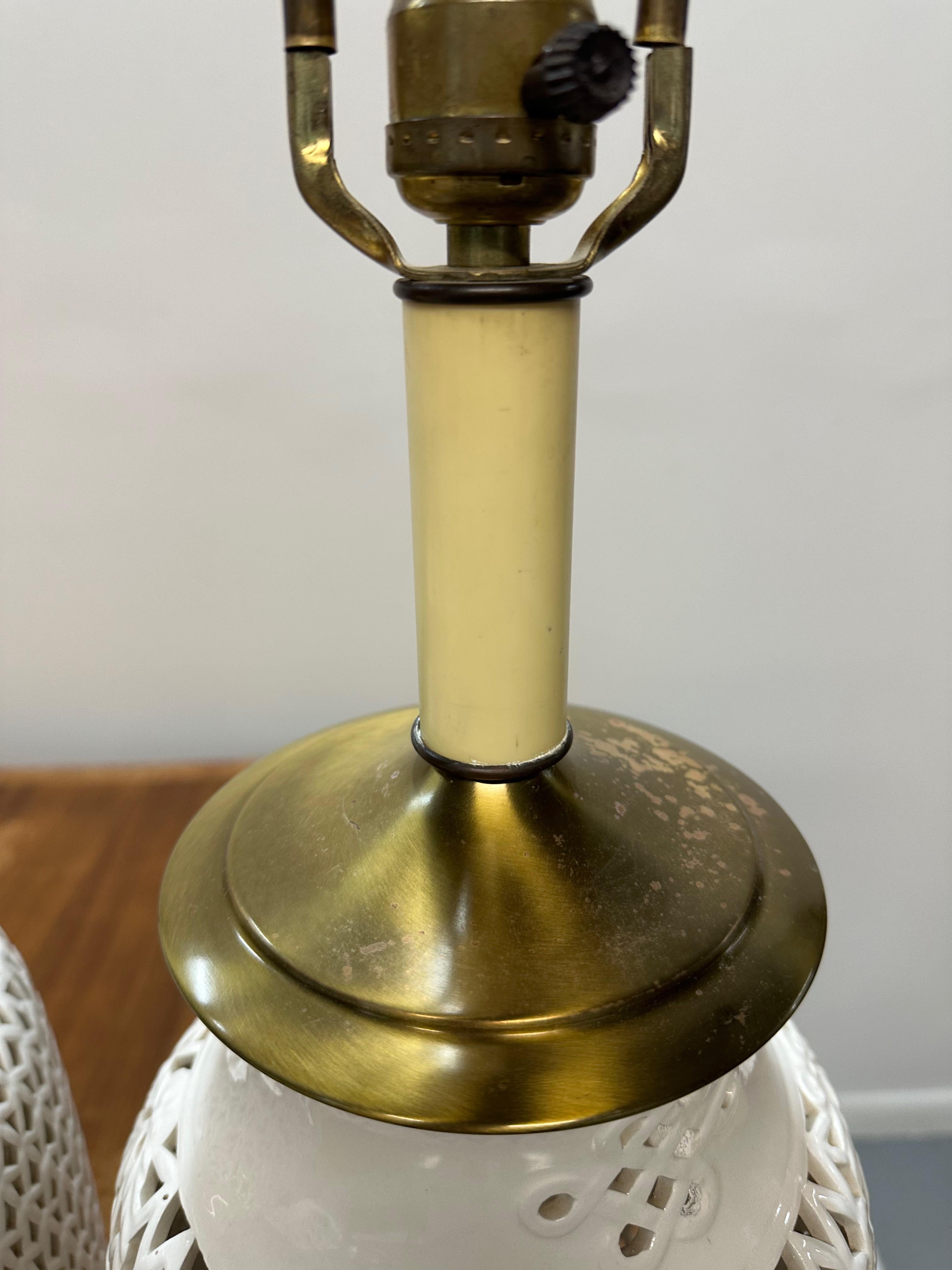 1960er Jahre Paar Blanc de Chine Gelenk-Tischlampen Mid Century (Nordamerikanisch)