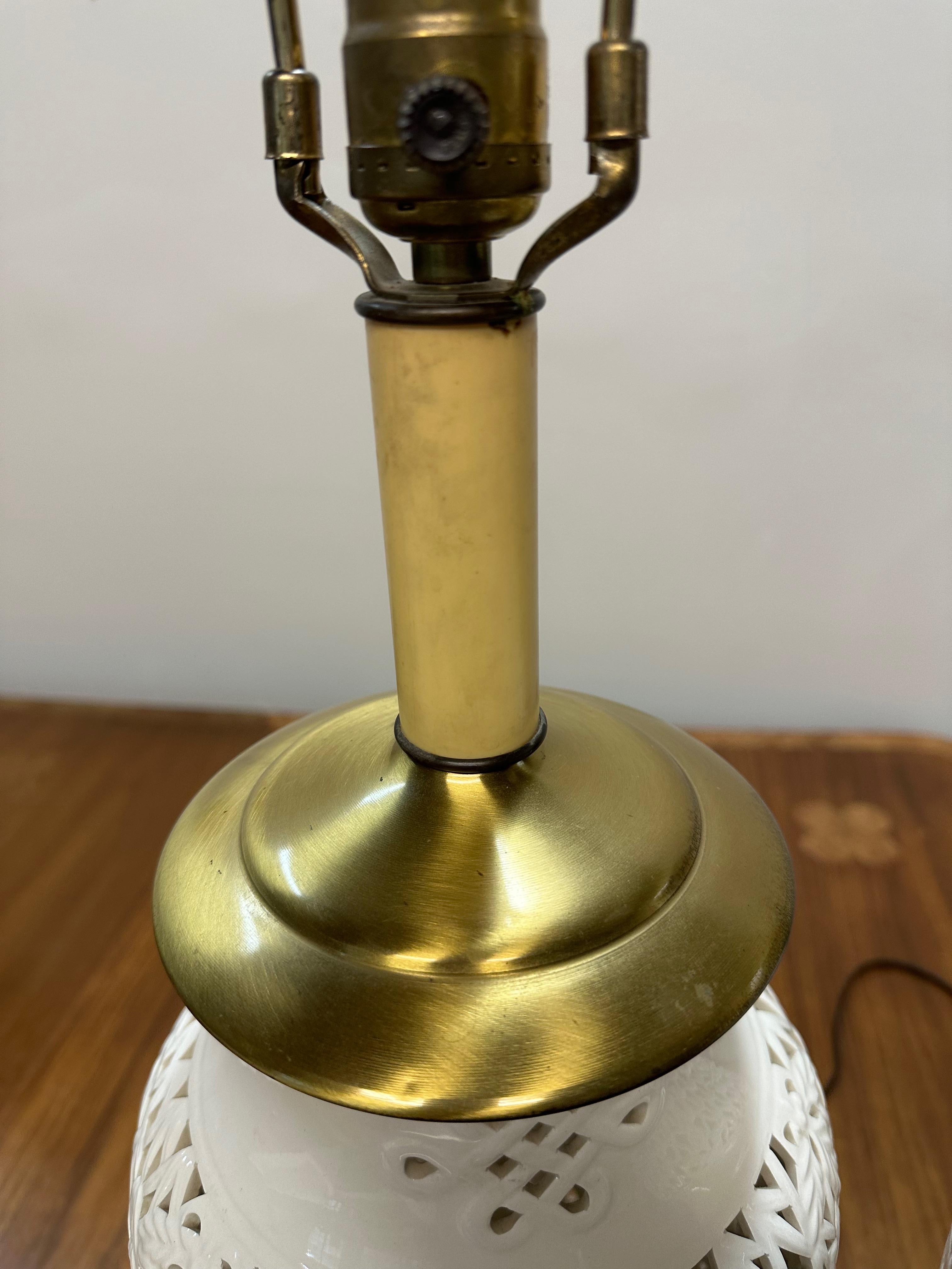 1960er Jahre Paar Blanc de Chine Gelenk-Tischlampen Mid Century im Zustand „Gut“ in Philadelphia, PA