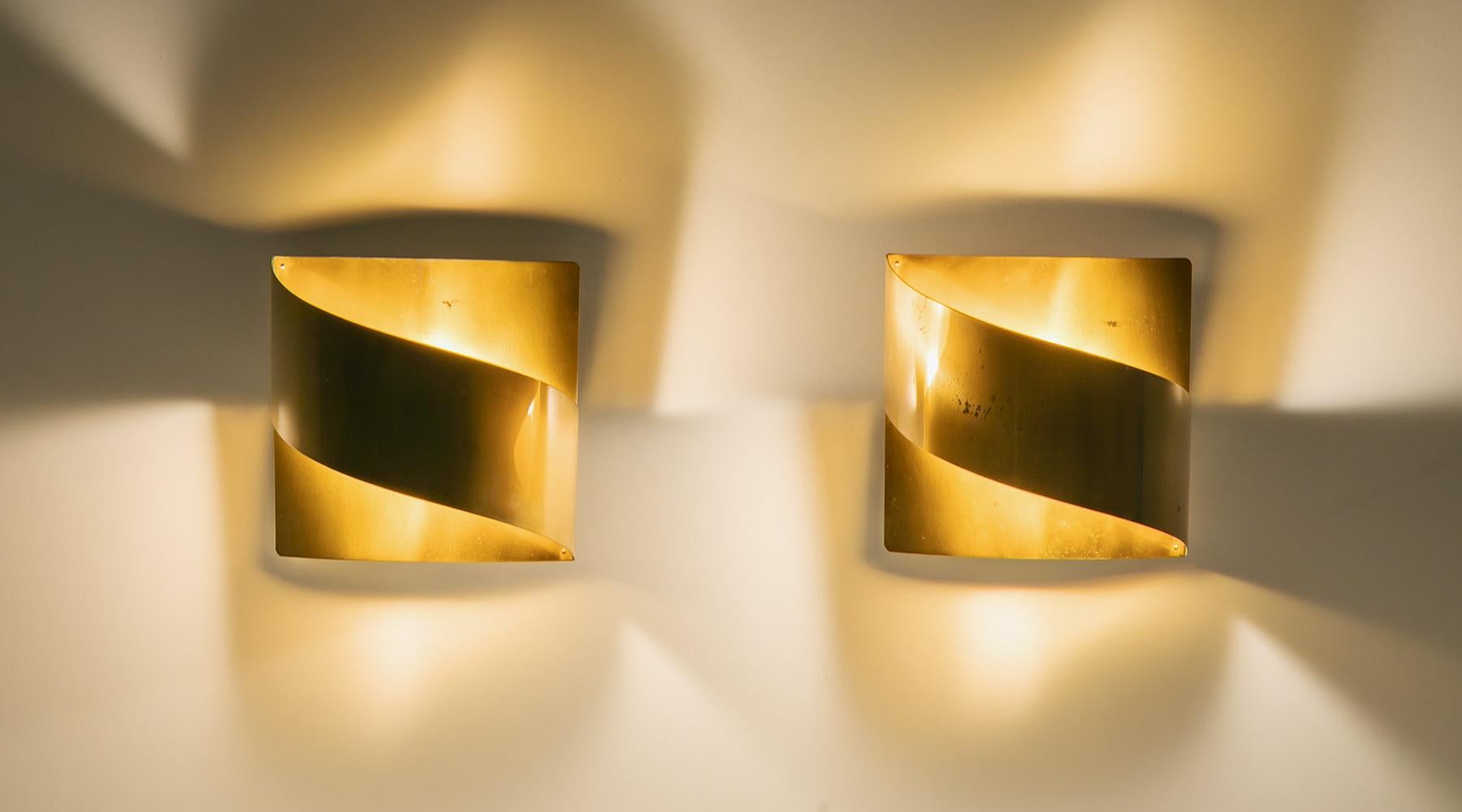 A pair of 1960s Swedish polished brass and wall lights designed by Peter Celsing for Falkenberg. 

Elegant set of brass wall-mounted lamps manufactured by Falkenberg in Sweden and designed by Peter Celsing in 1960s. The sconces gives a beautiful