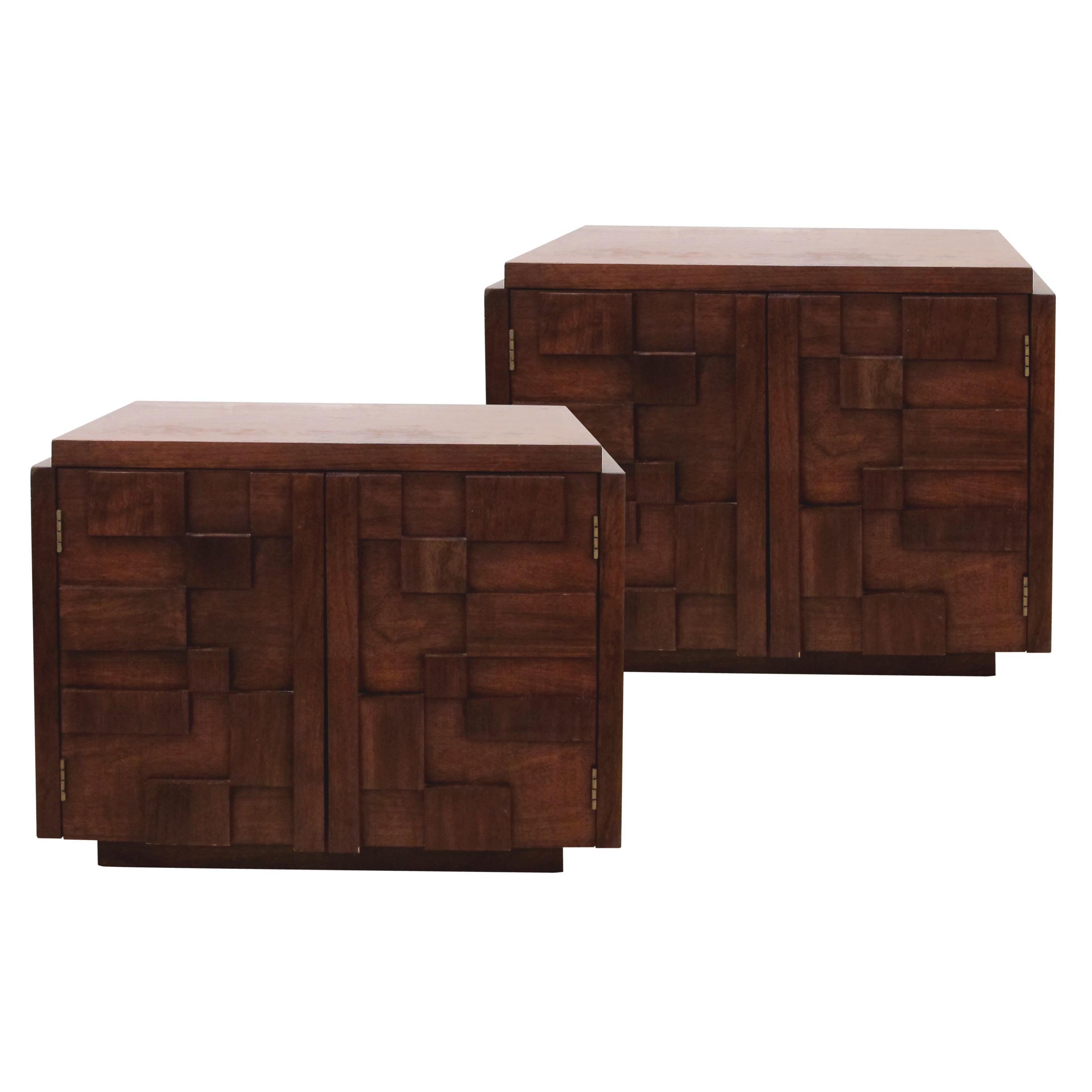1960s American well-made pair of staccato bedside tables by Lane in the style of Paul Evans. 
The bedside/end tables are boasting a very elegant geometric design with soft curves and angles, each table has a central shelve. 
These tables are