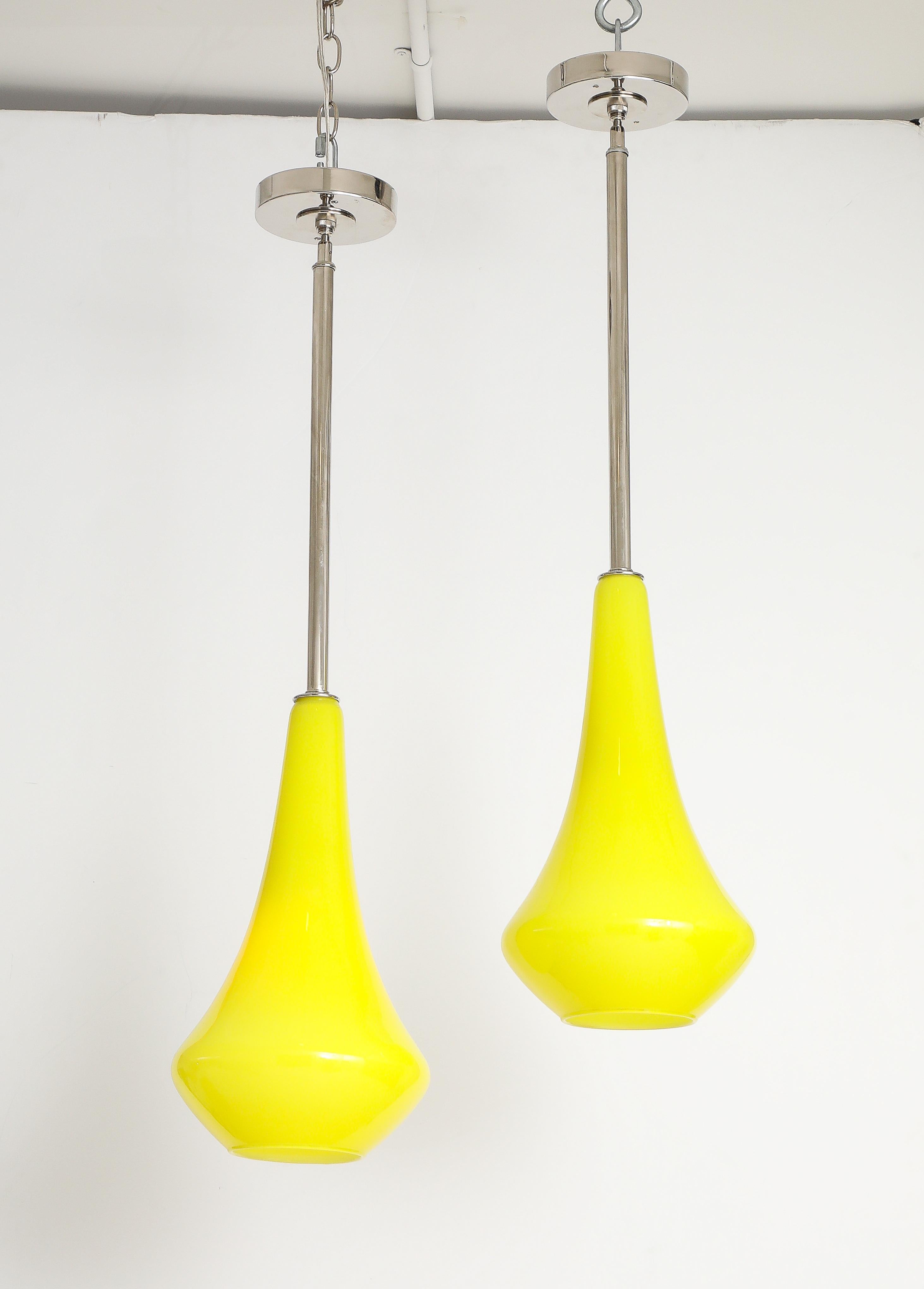 Paire de lampes suspendues en verre coloré jaune canari des années 1960 avec raccords chromés.
Les luminaires ont été recâblés avec une seule source lumineuse standard d'une puissance maximale de 60 watts et d'une puissance de 1,5 kW.
lorsqu'il est