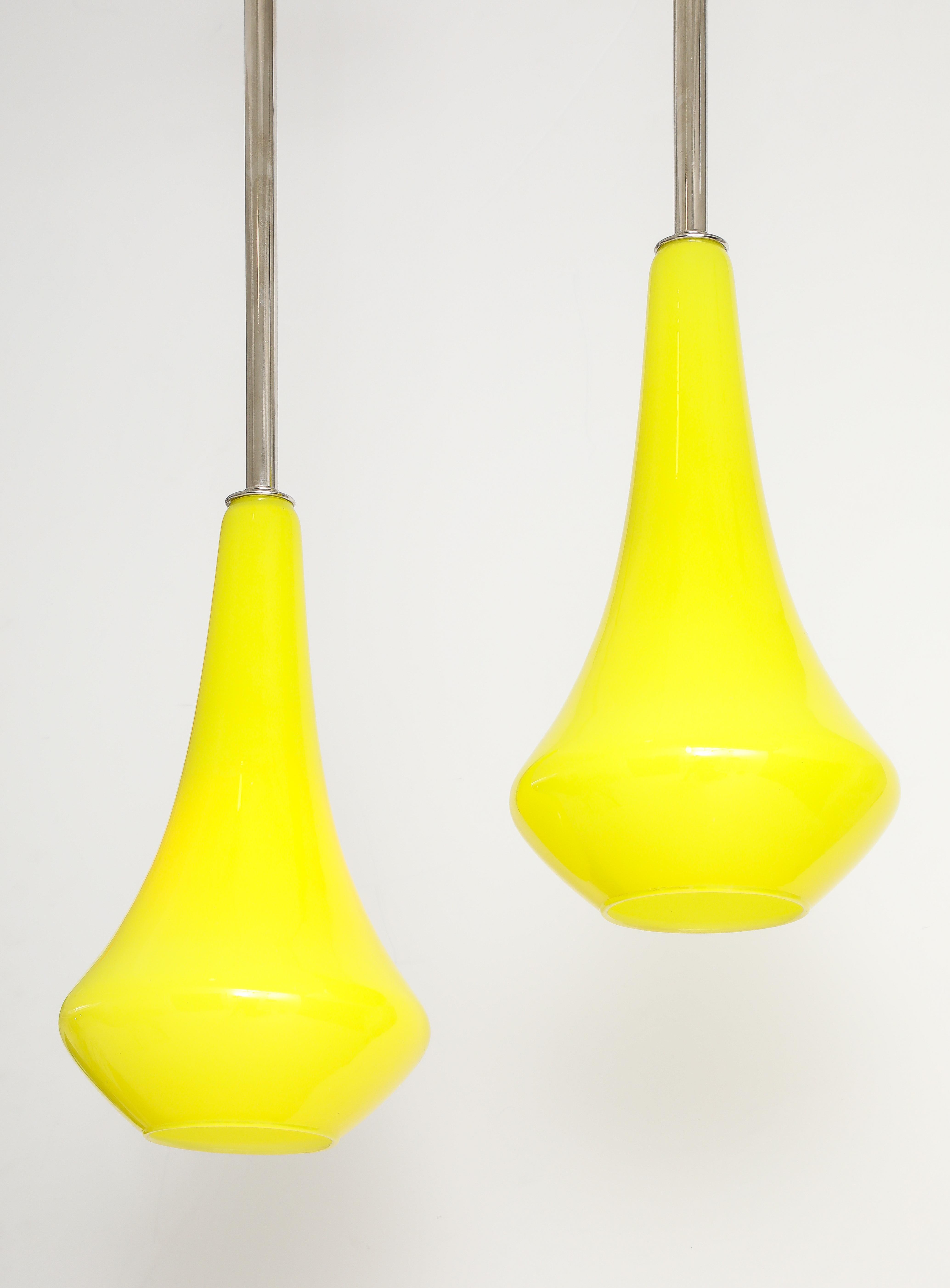 Mid-Century Modern Paire de Lights en verre jaune canari des années 1960. en vente