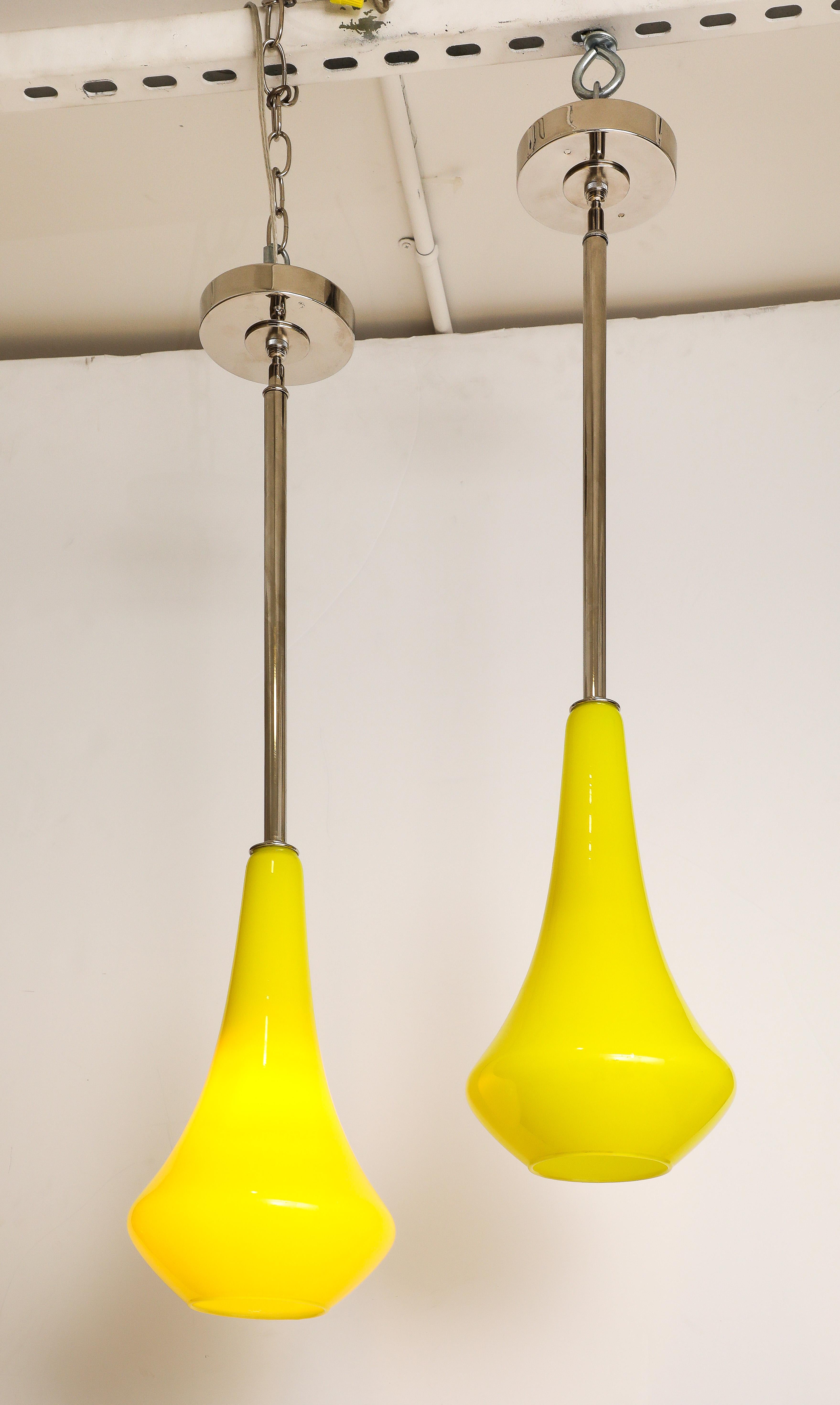 Suédois Paire de Lights en verre jaune canari des années 1960. en vente