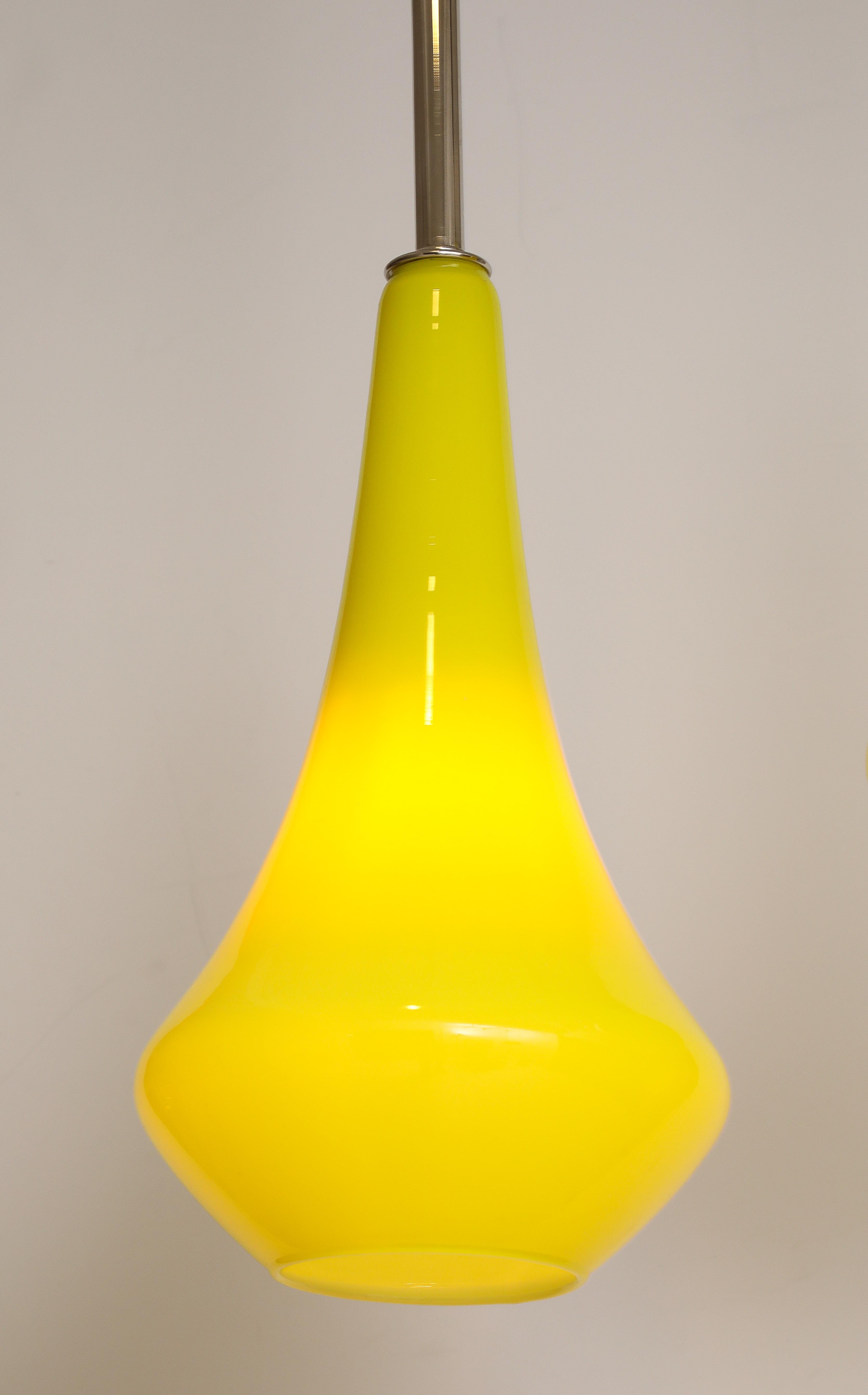 Paire de Lights en verre jaune canari des années 1960. Excellent état - En vente à New York, NY