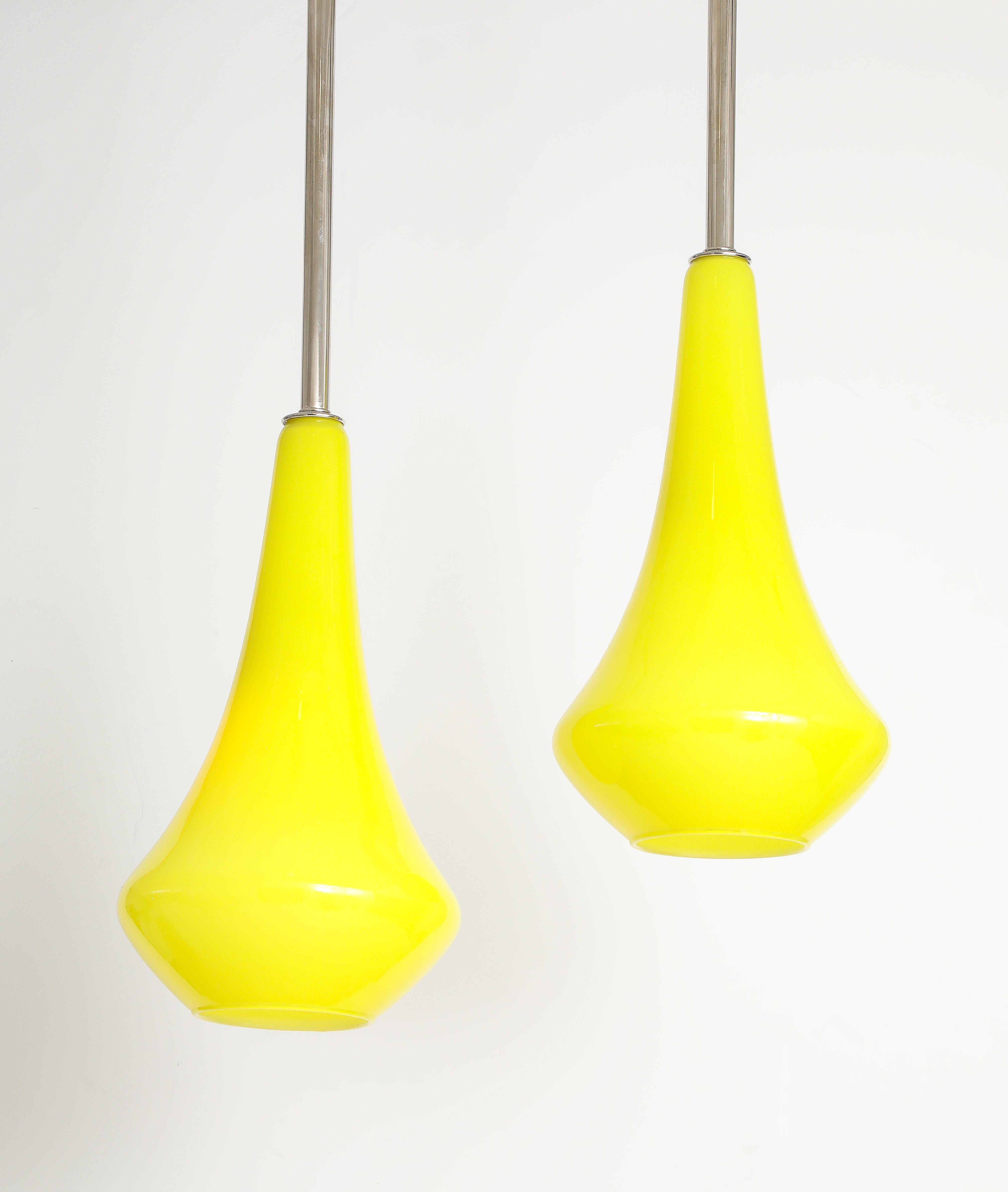 Milieu du XXe siècle Paire de Lights en verre jaune canari des années 1960. en vente
