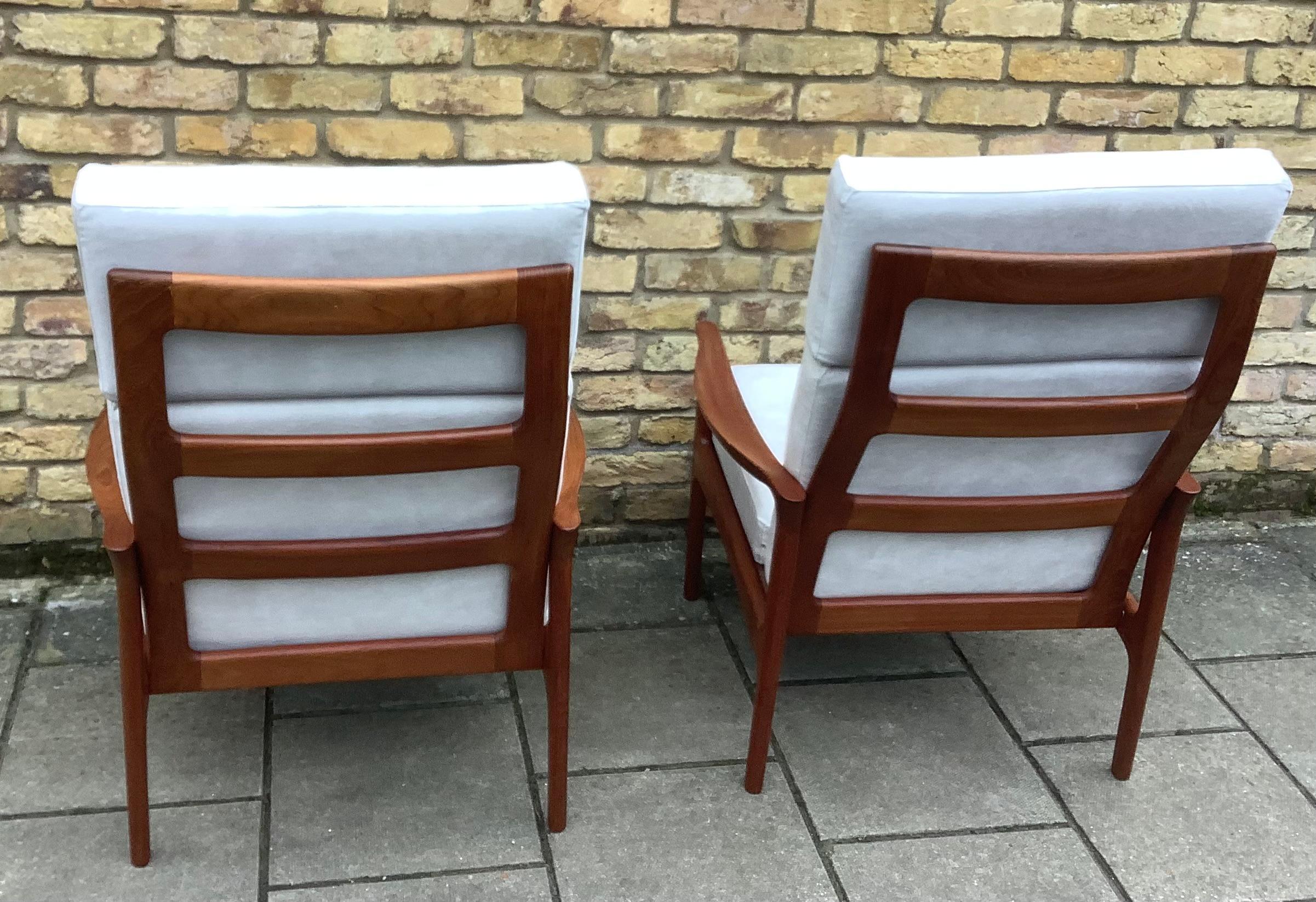 Coppia di poltrone danesi con cornice in teak massiccio di ottima fattura
con tessuto morbido ri-imbottito 
cuscini Cc 1960 danese