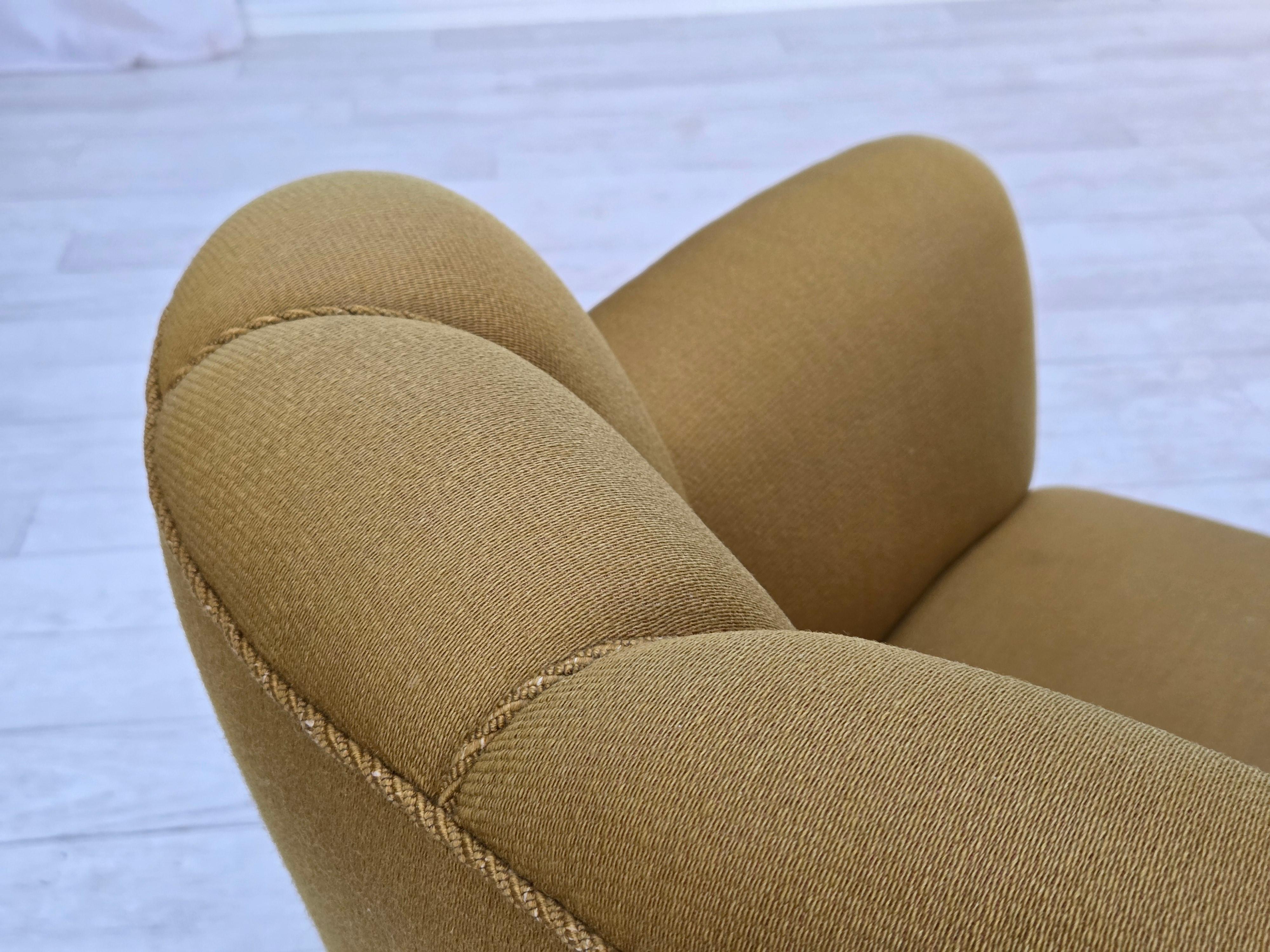 Anni '60, coppia di poltrone Wood, lana da arredamento verde, gambe in legno di frassino. in vendita 3