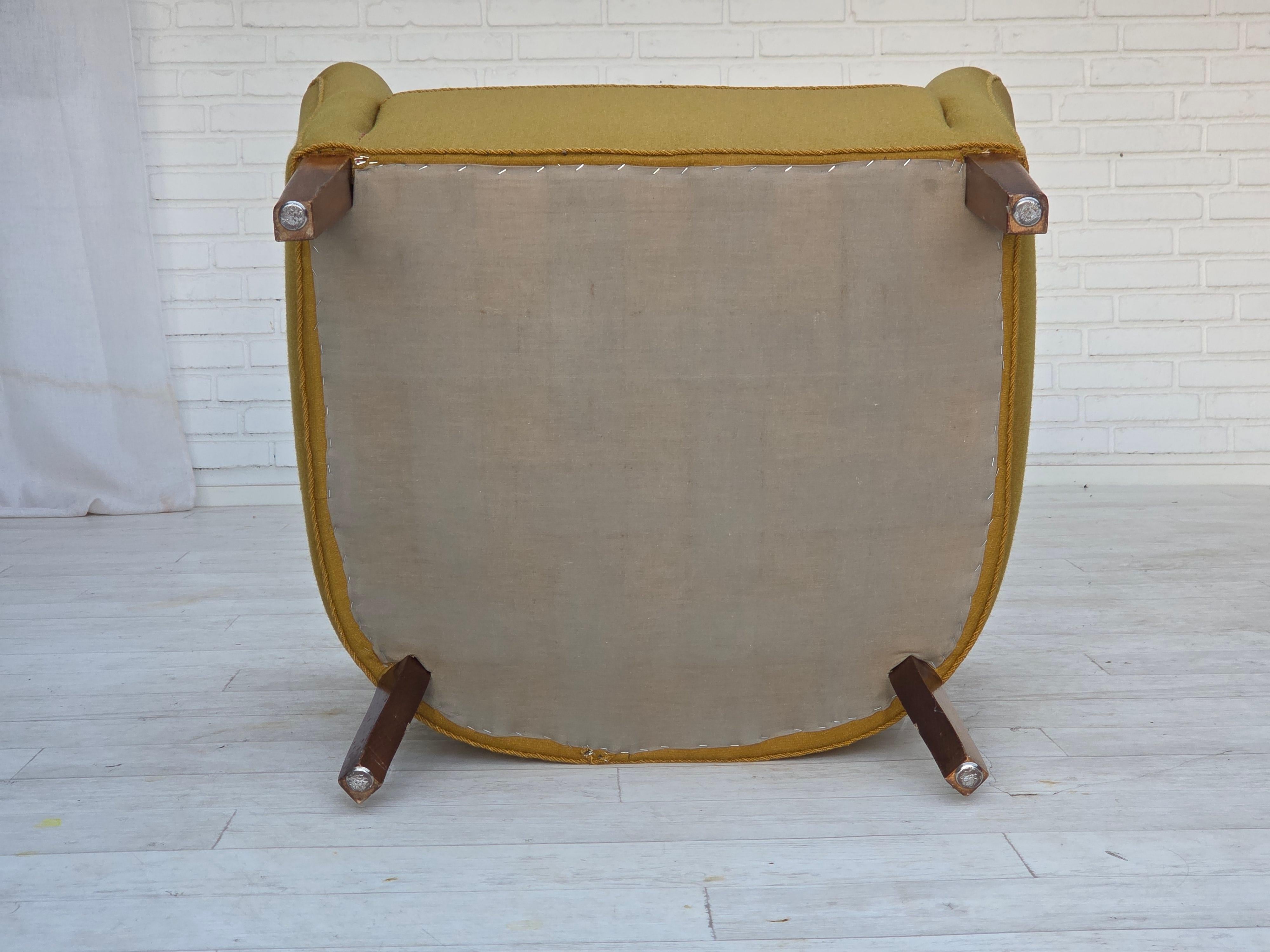 Anni '60, coppia di poltrone Wood, lana da arredamento verde, gambe in legno di frassino. in vendita 8