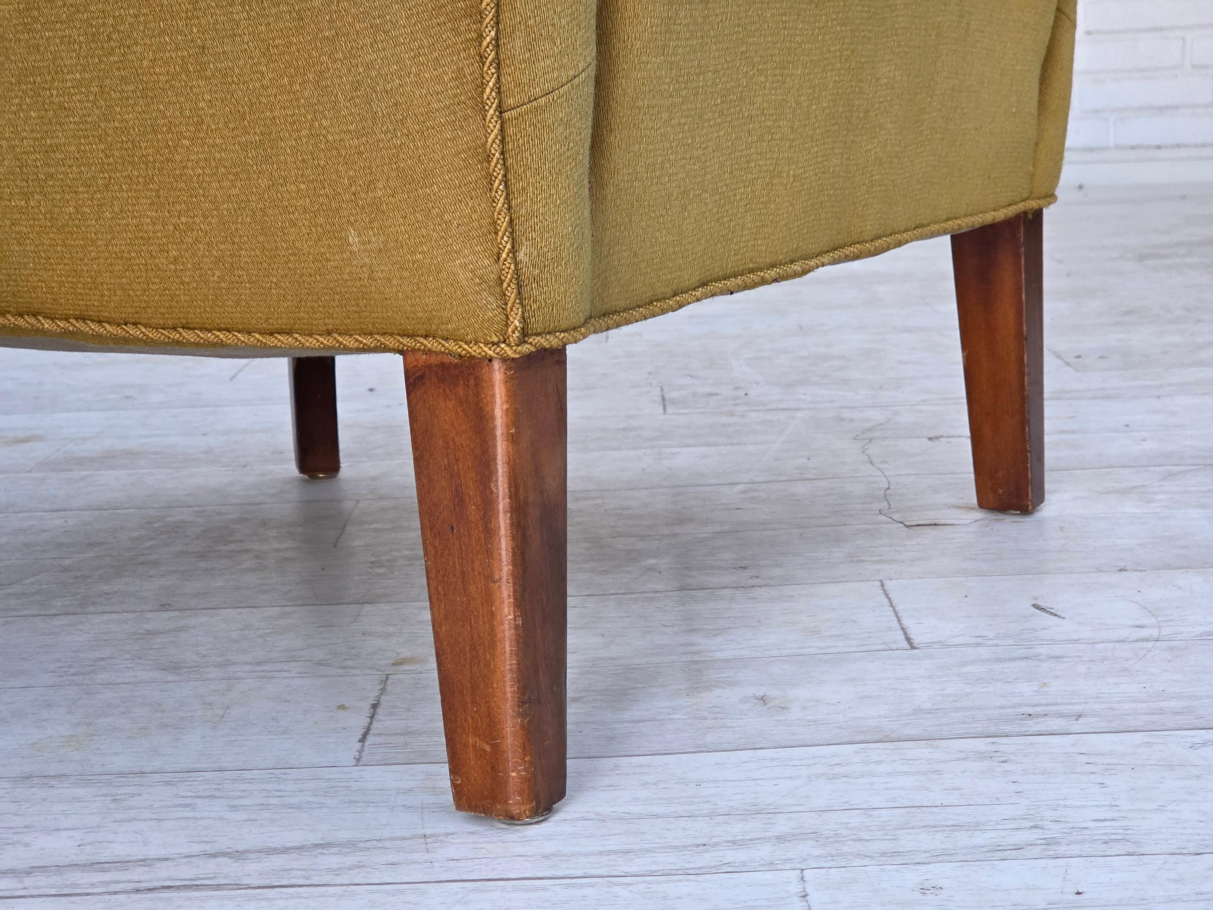 Lana Anni '60, coppia di poltrone Wood, lana da arredamento verde, gambe in legno di frassino. in vendita