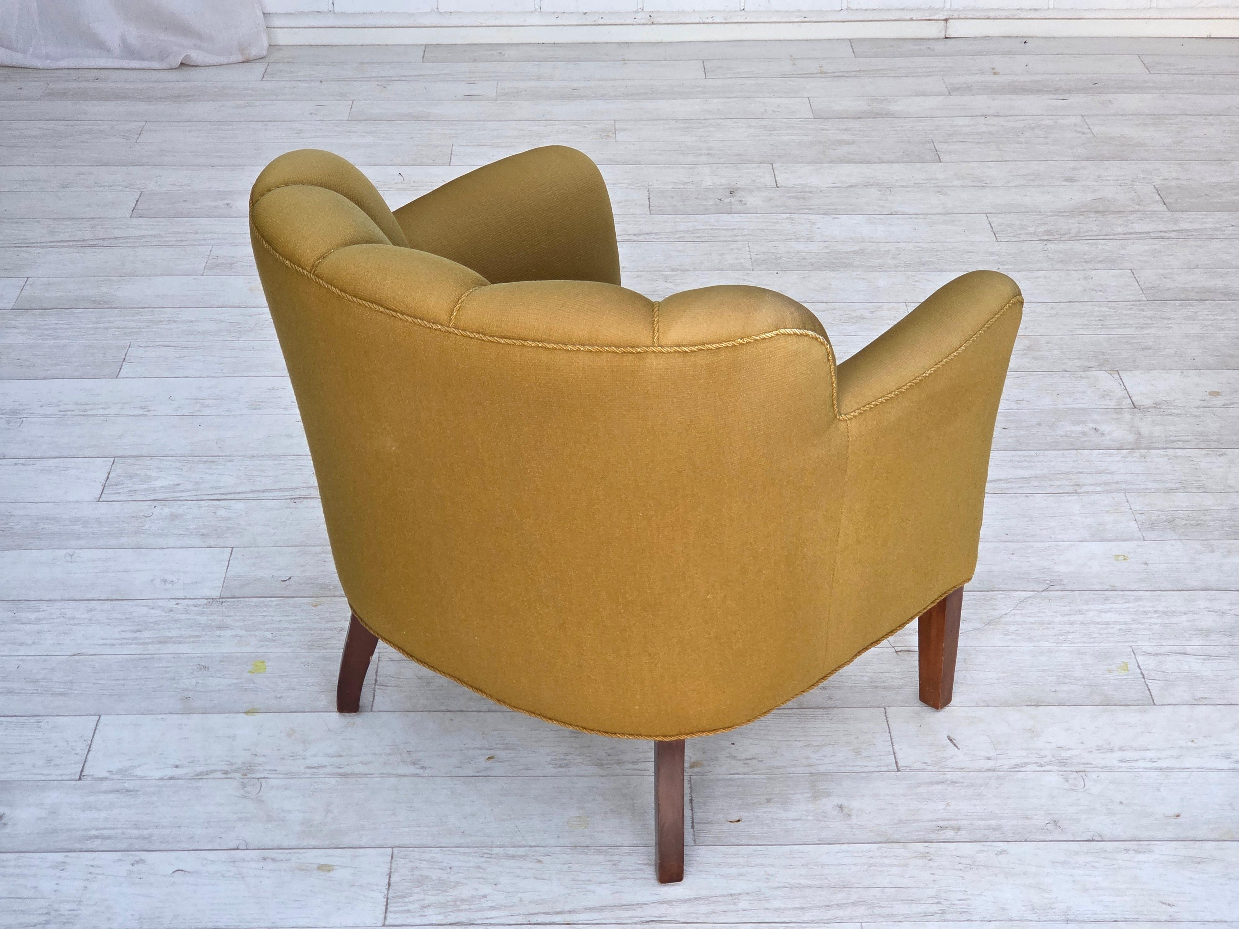 Anni '60, coppia di poltrone Wood, lana da arredamento verde, gambe in legno di frassino. in vendita 2