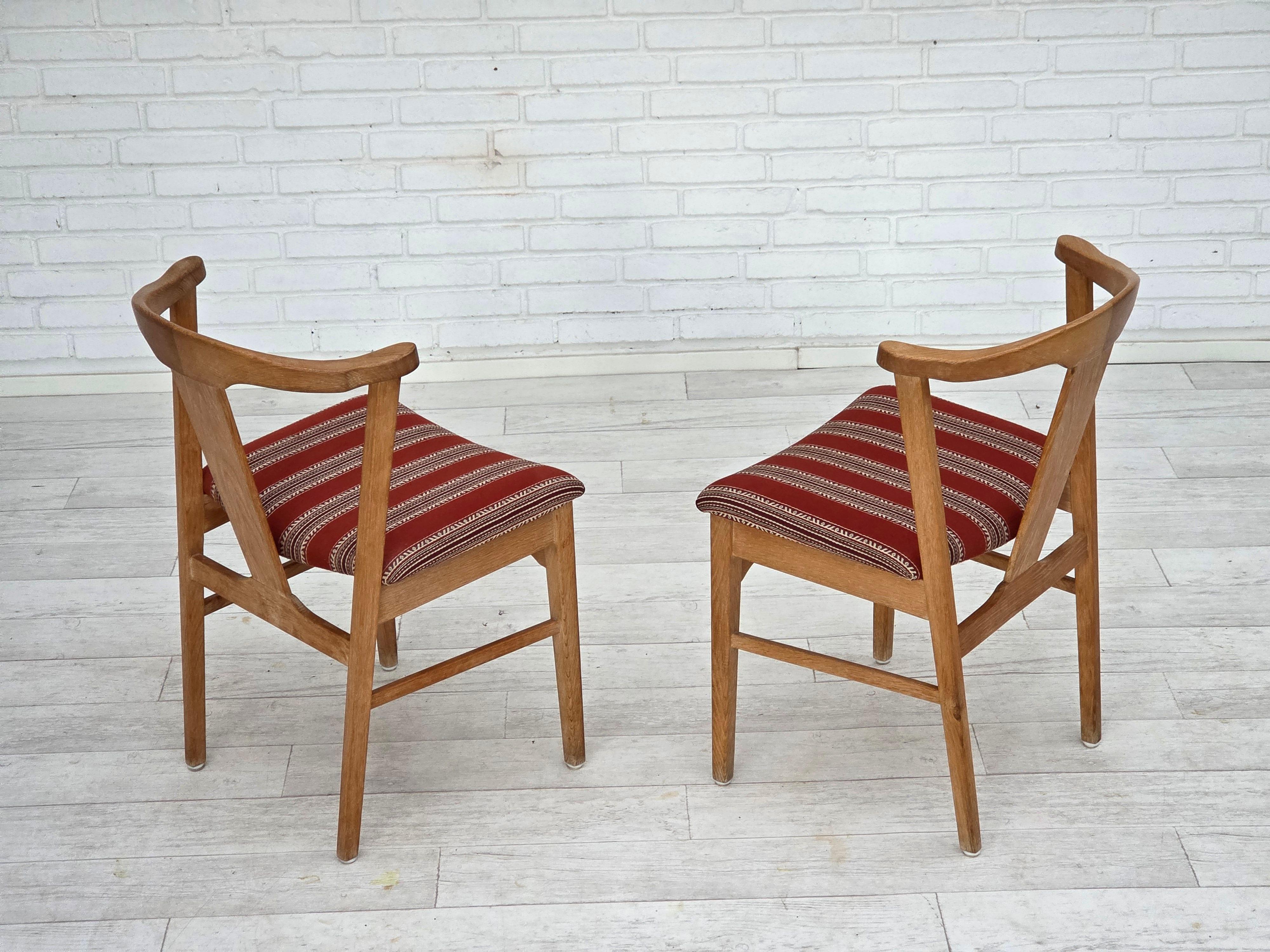 1960s, pair of Danish dining chairs, solid oak wood, furniture wool. In Good Condition For Sale In Tarm, 82