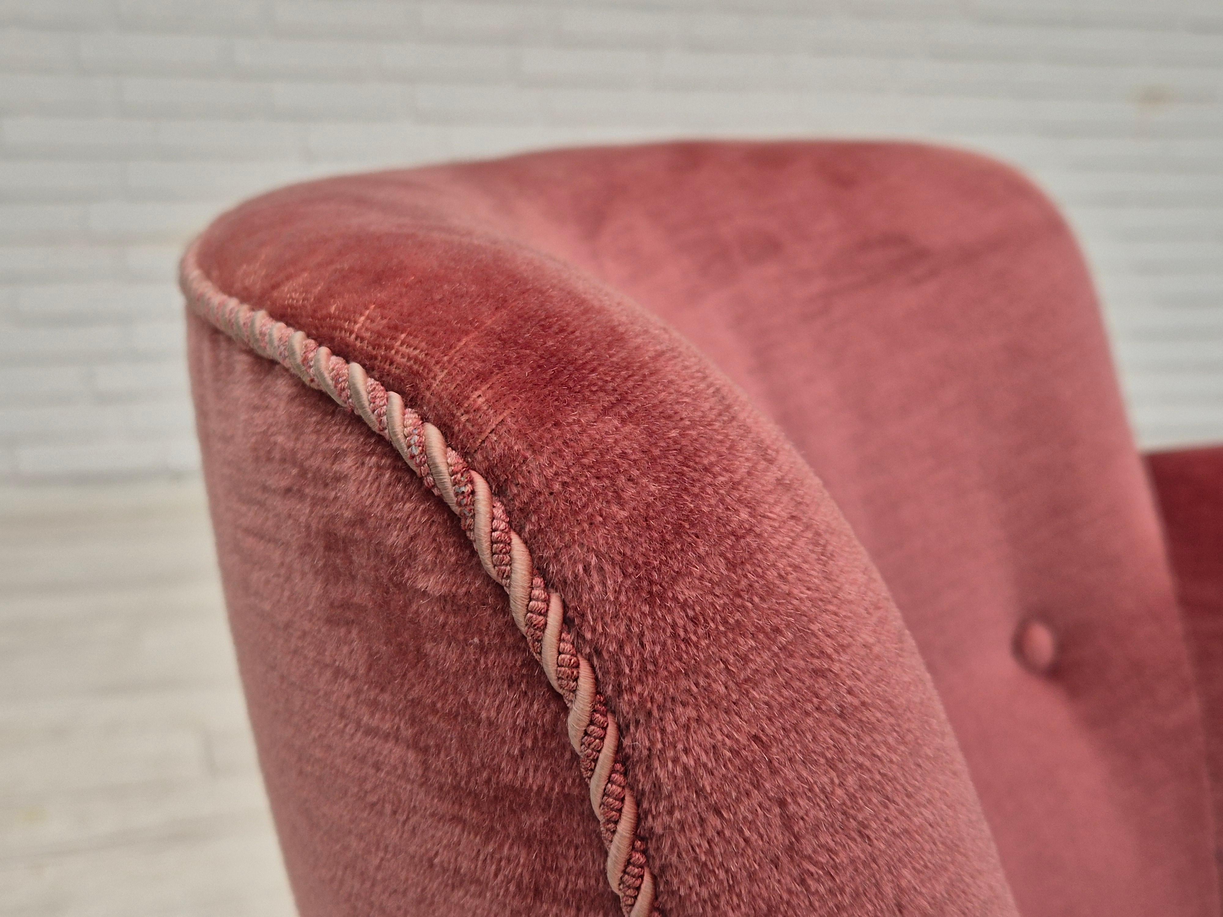 1960er Jahre, zwei dänische Loungesessel, Originalzustand, Möbelvelours. im Angebot 4