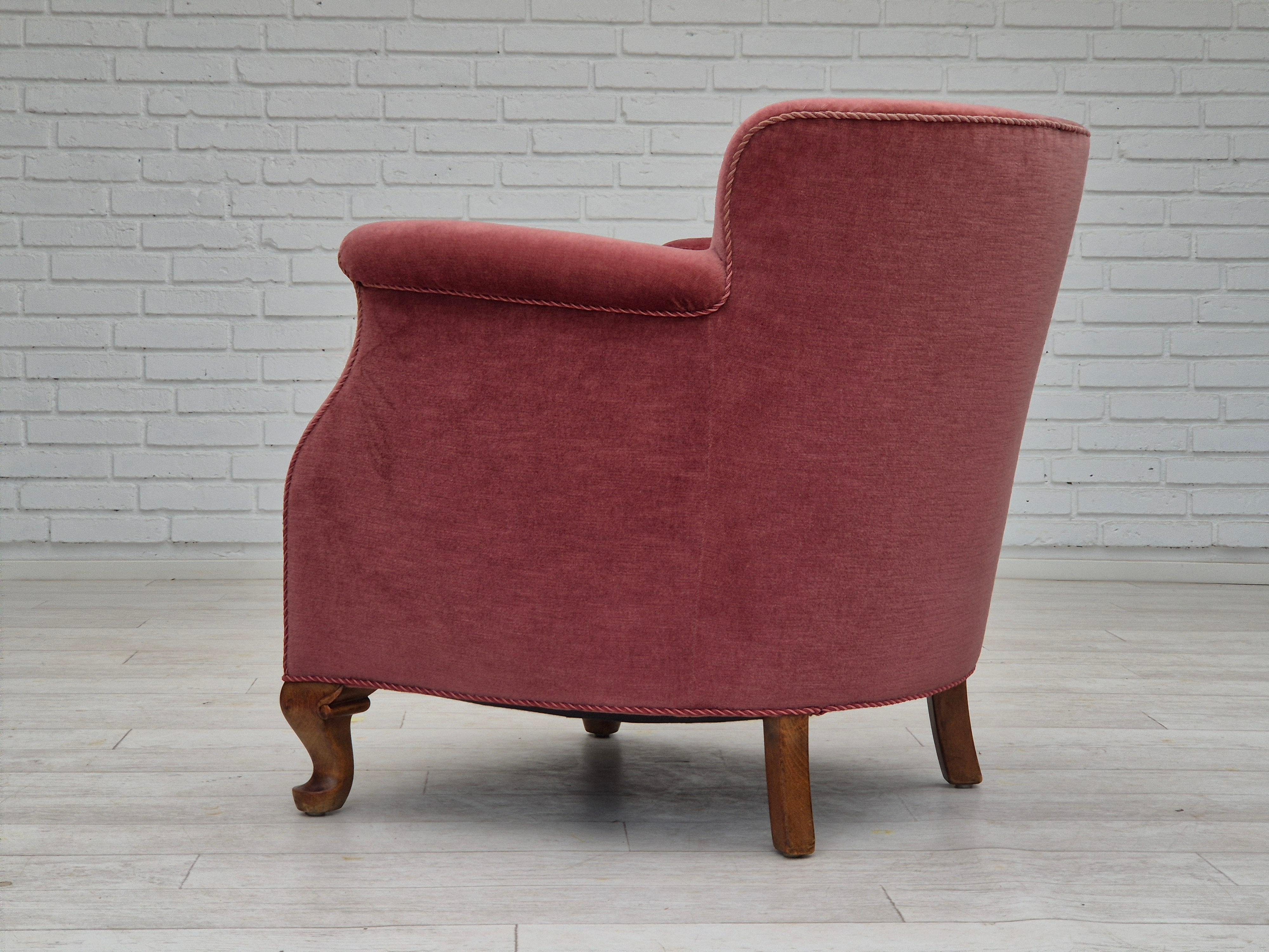 1960er Jahre, zwei dänische Loungesessel, Originalzustand, Möbelvelours. im Angebot 9