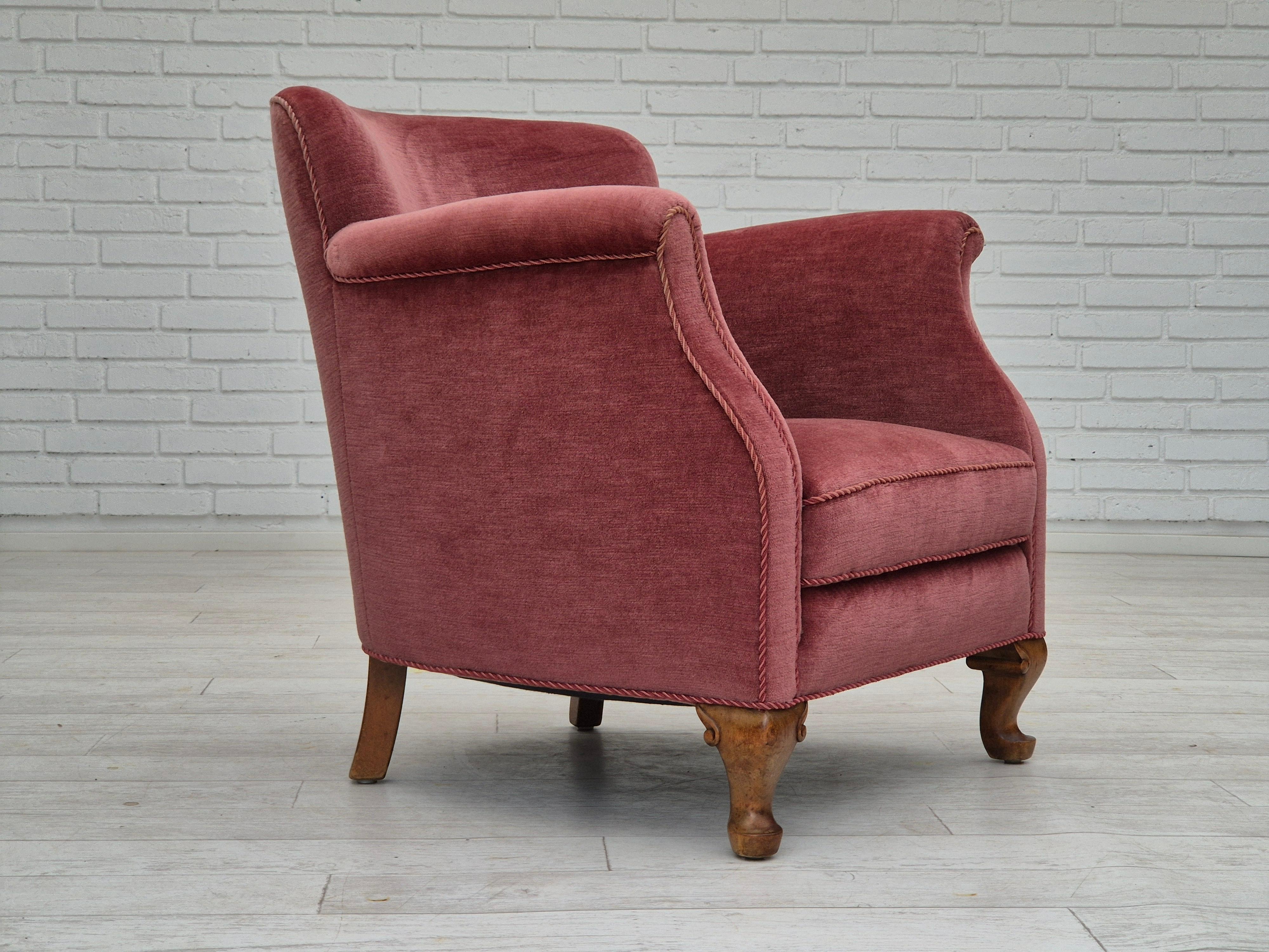 1960er Jahre, zwei dänische Loungesessel, Originalzustand, Möbelvelours. (Dänisch) im Angebot
