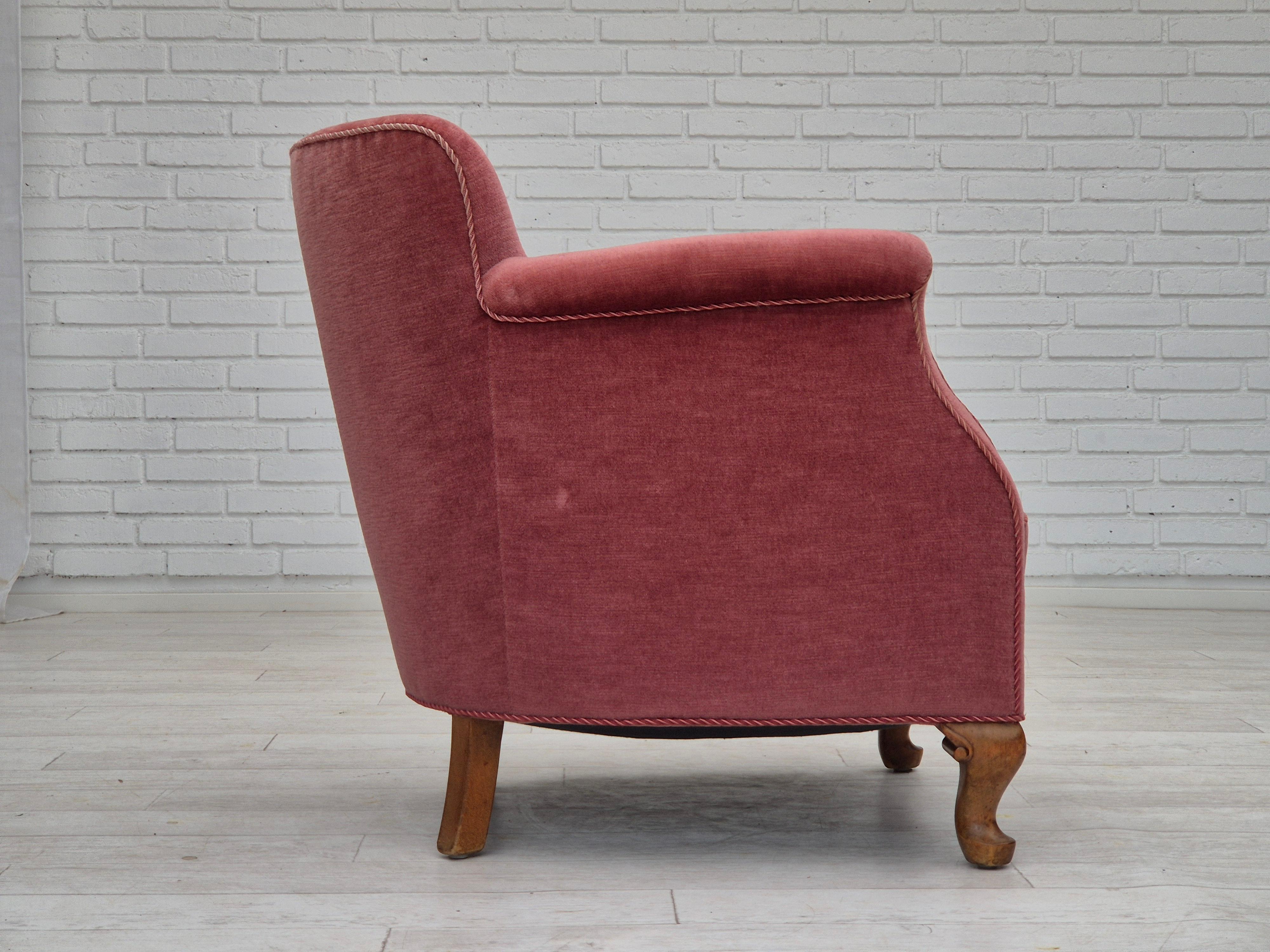 1960er Jahre, zwei dänische Loungesessel, Originalzustand, Möbelvelours. (Samt) im Angebot