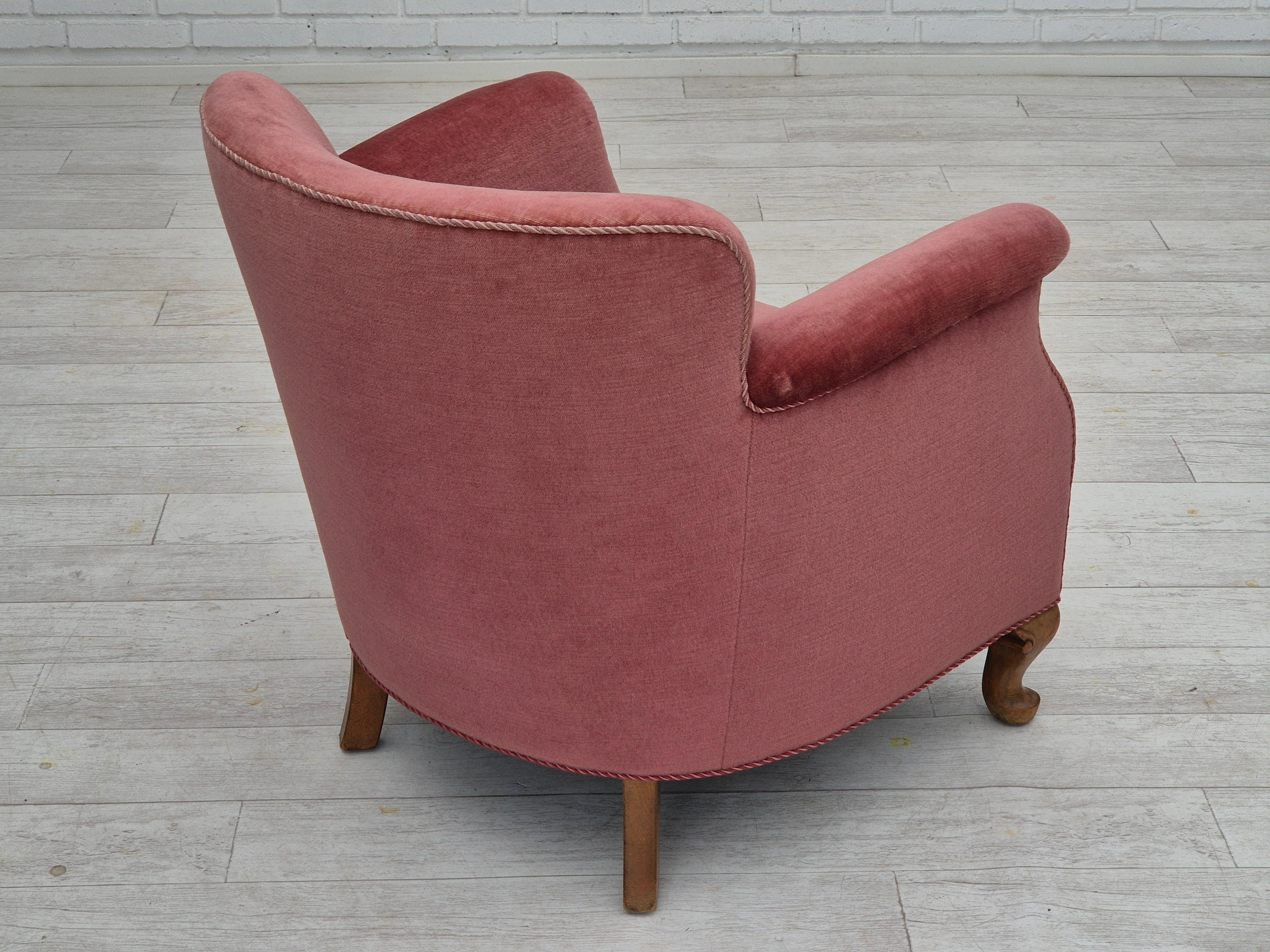1960er Jahre, zwei dänische Loungesessel, Originalzustand, Möbelvelours. im Angebot 1