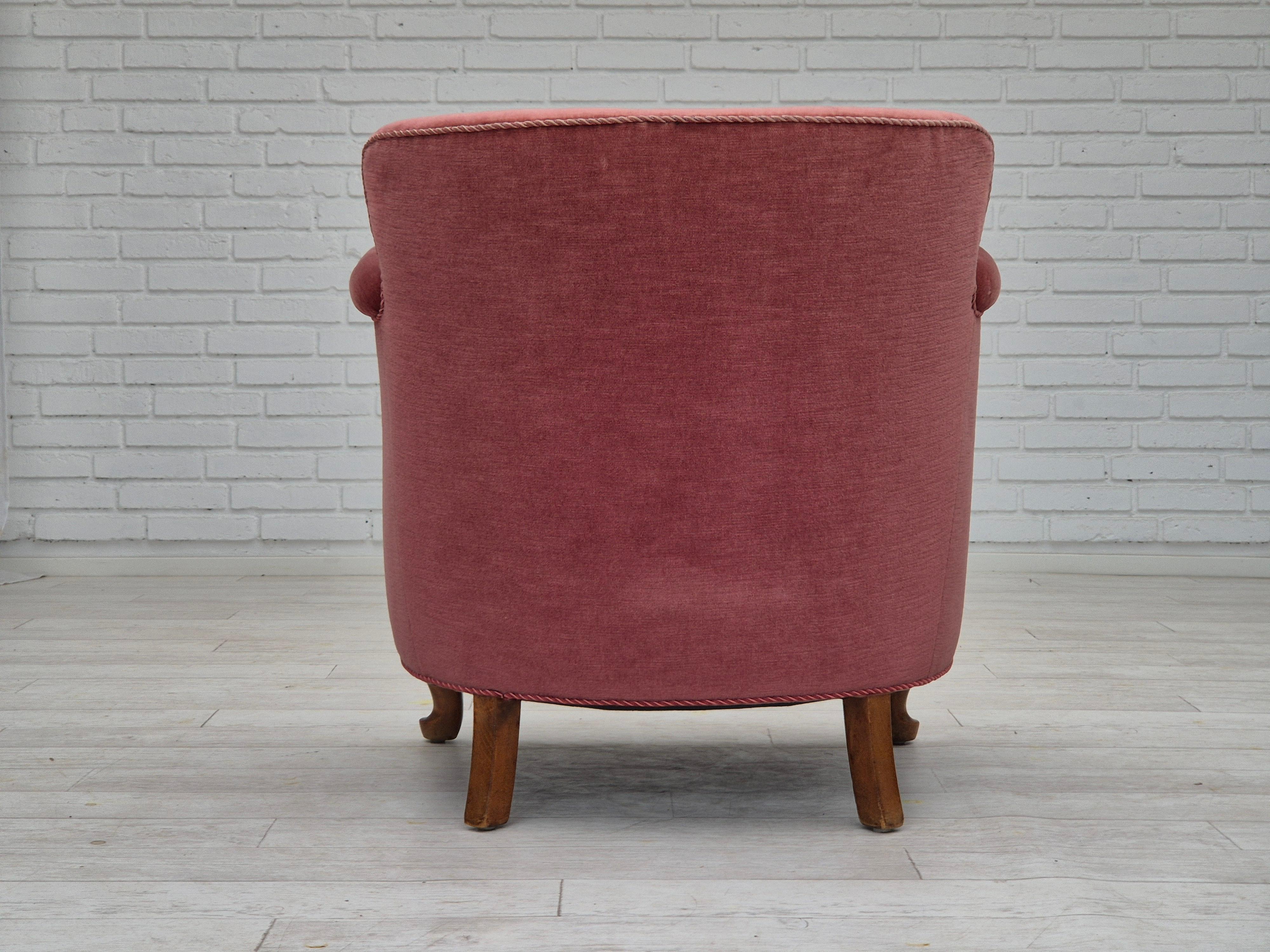 1960er Jahre, zwei dänische Loungesessel, Originalzustand, Möbelvelours. im Angebot 2
