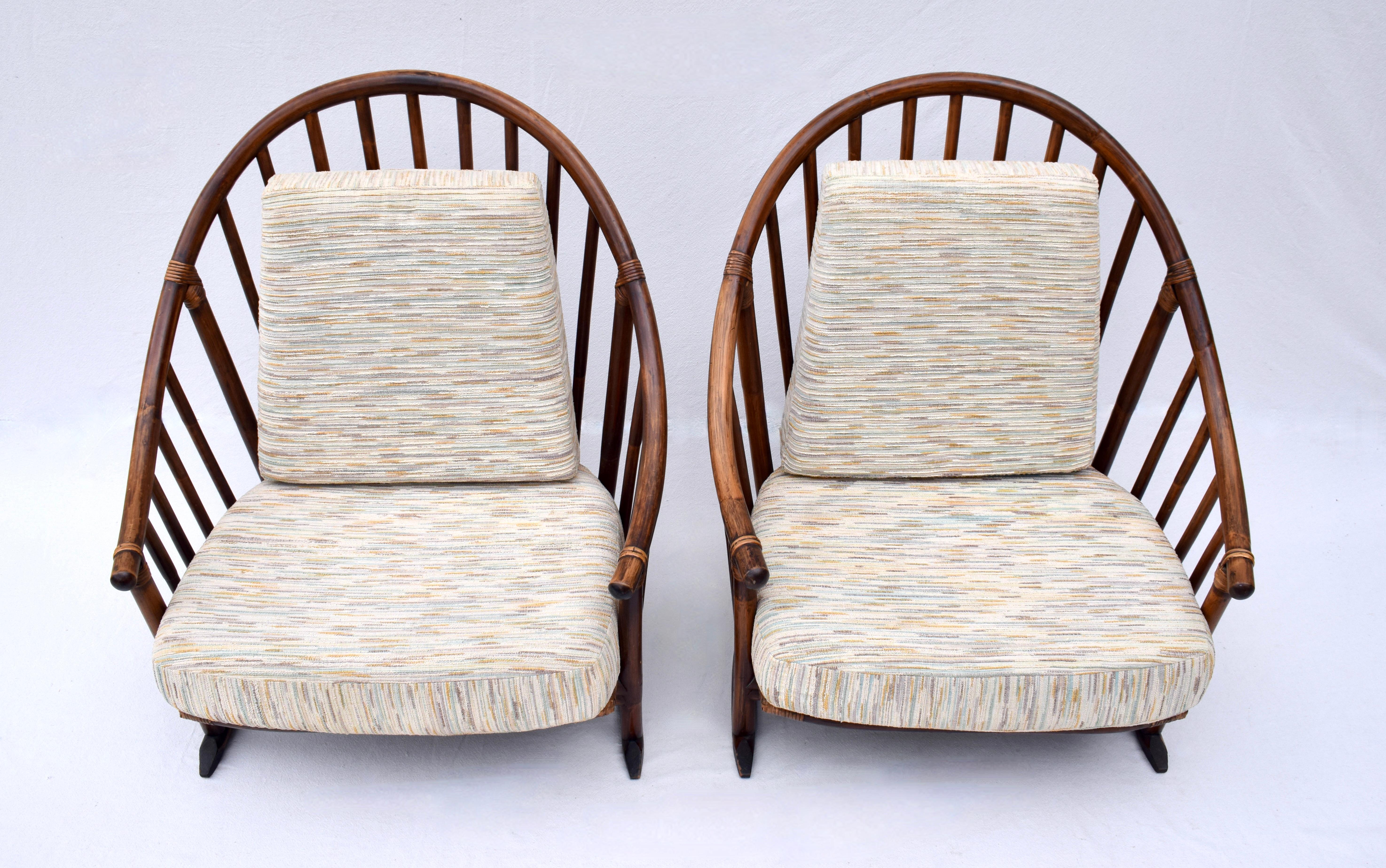 Danese Coppia di sedie moderne danesi con schienale a fuso degli anni '60 alla maniera di Hans Wegner in vendita