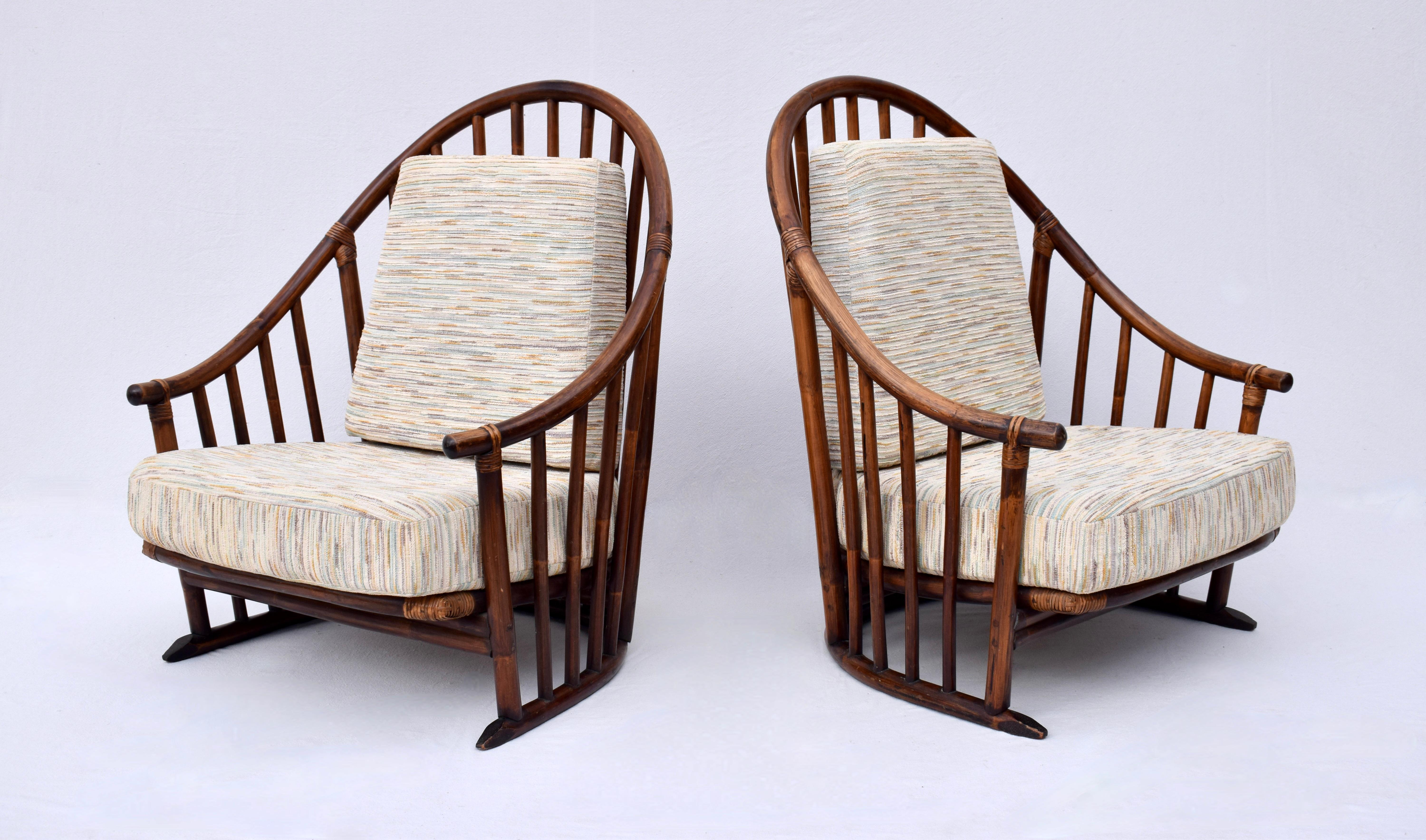 Coppia di sedie moderne danesi con schienale a fuso degli anni '60 alla maniera di Hans Wegner In condizioni buone in vendita a Southampton, NJ