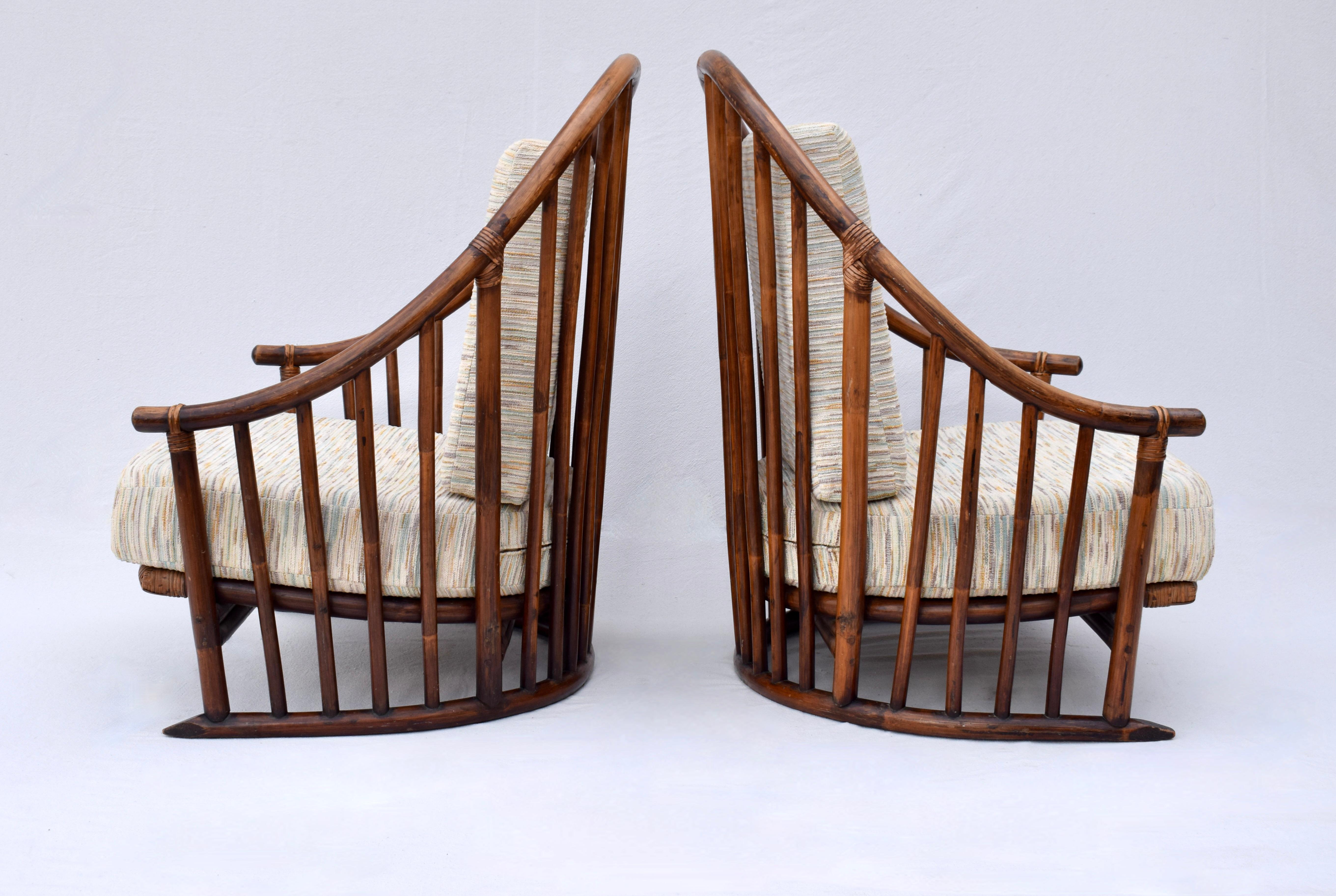 XX secolo Coppia di sedie moderne danesi con schienale a fuso degli anni '60 alla maniera di Hans Wegner in vendita