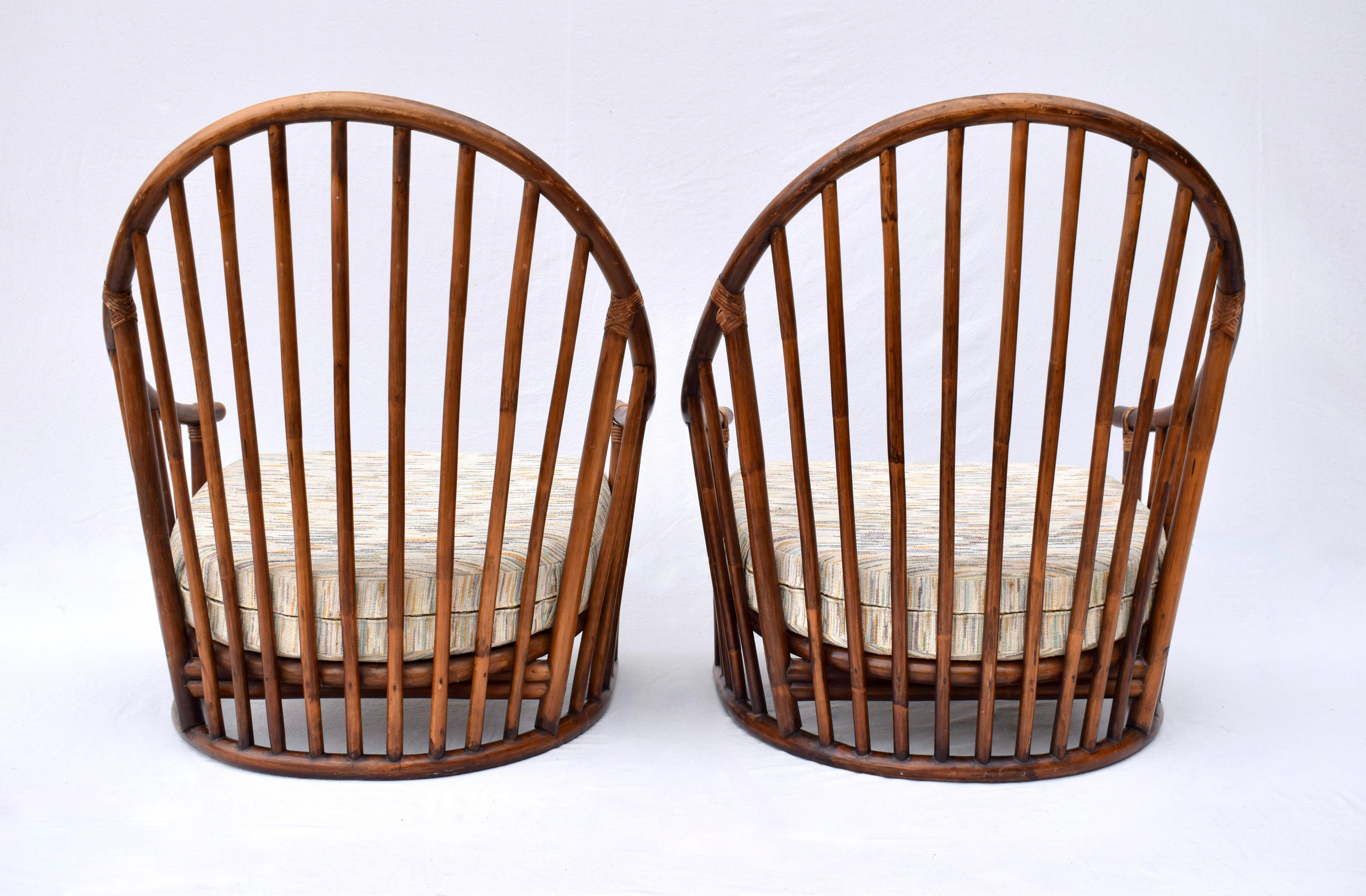 Coppia di sedie moderne danesi con schienale a fuso degli anni '60 alla maniera di Hans Wegner in vendita 1