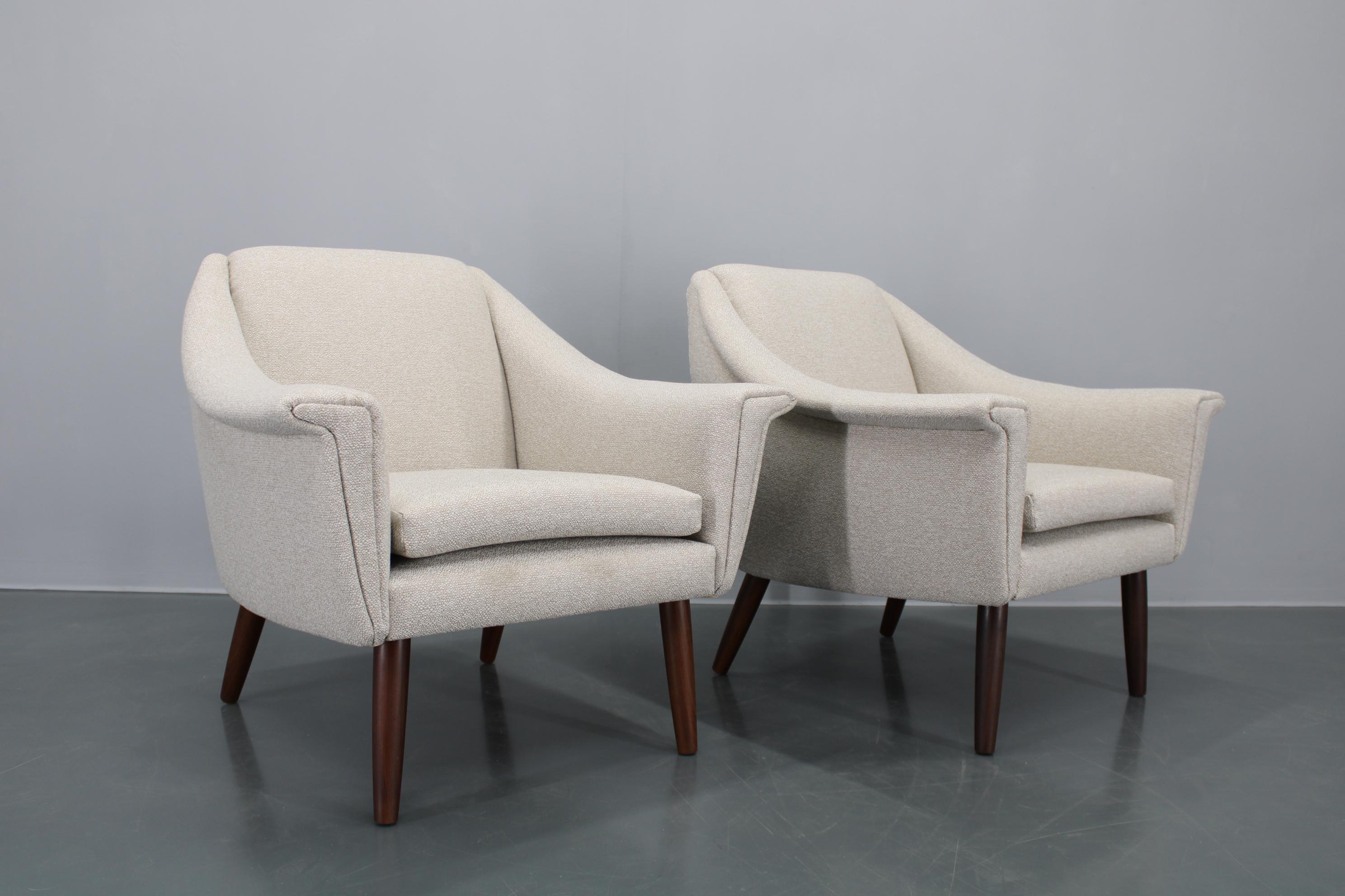 - Newly upholstered
- Solid Teak Legs 