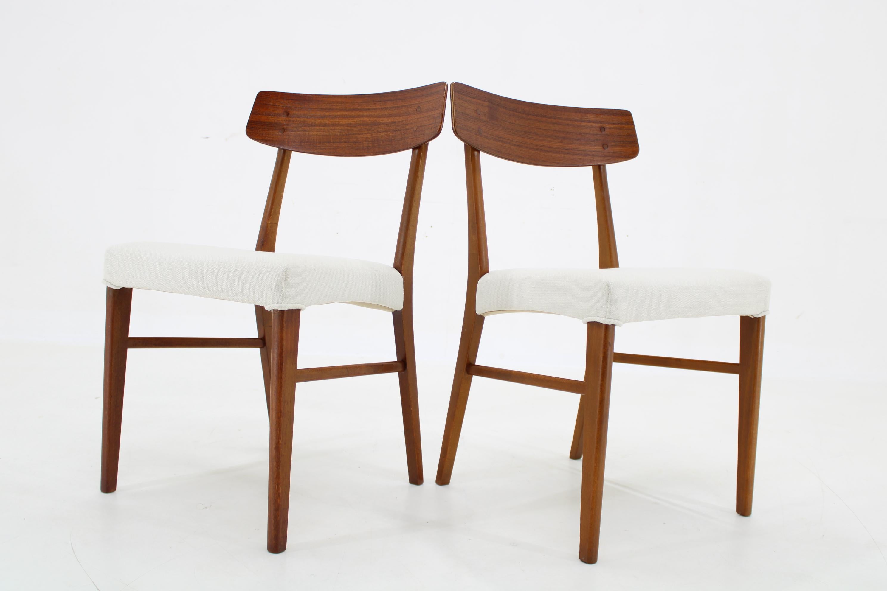 Tissu Paire de chaises danoises en teck des années 1960, restaurées  en vente