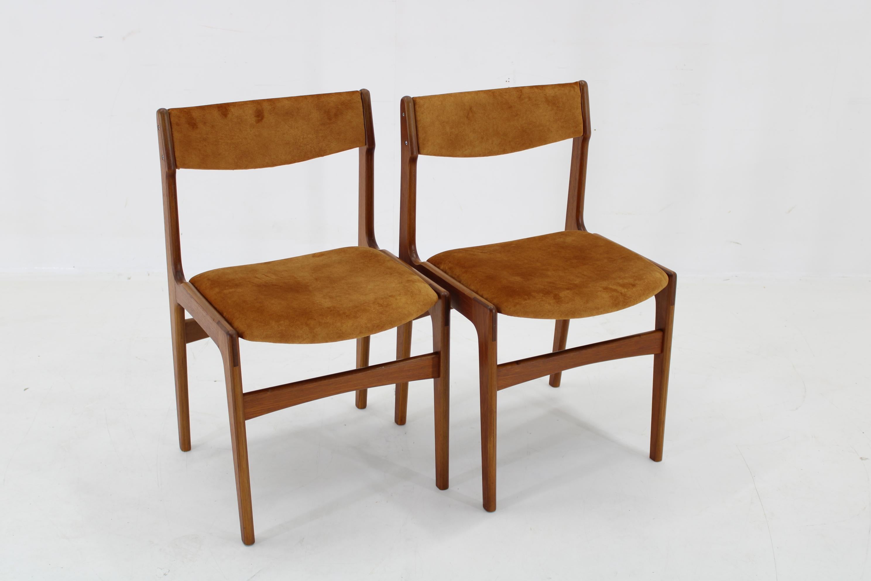 Mid-Century moderno Coppia di sedie da pranzo danesi in teak degli anni '60, restaurate in vendita